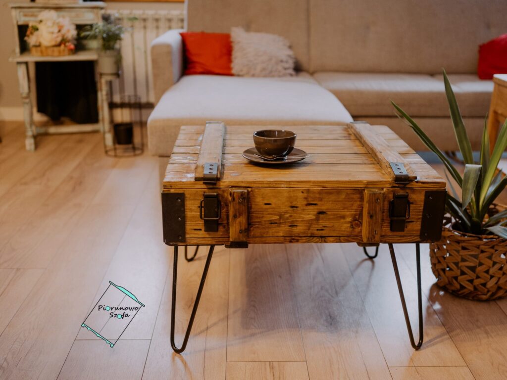 Praktyczny stolik kawowy ze schowkiem