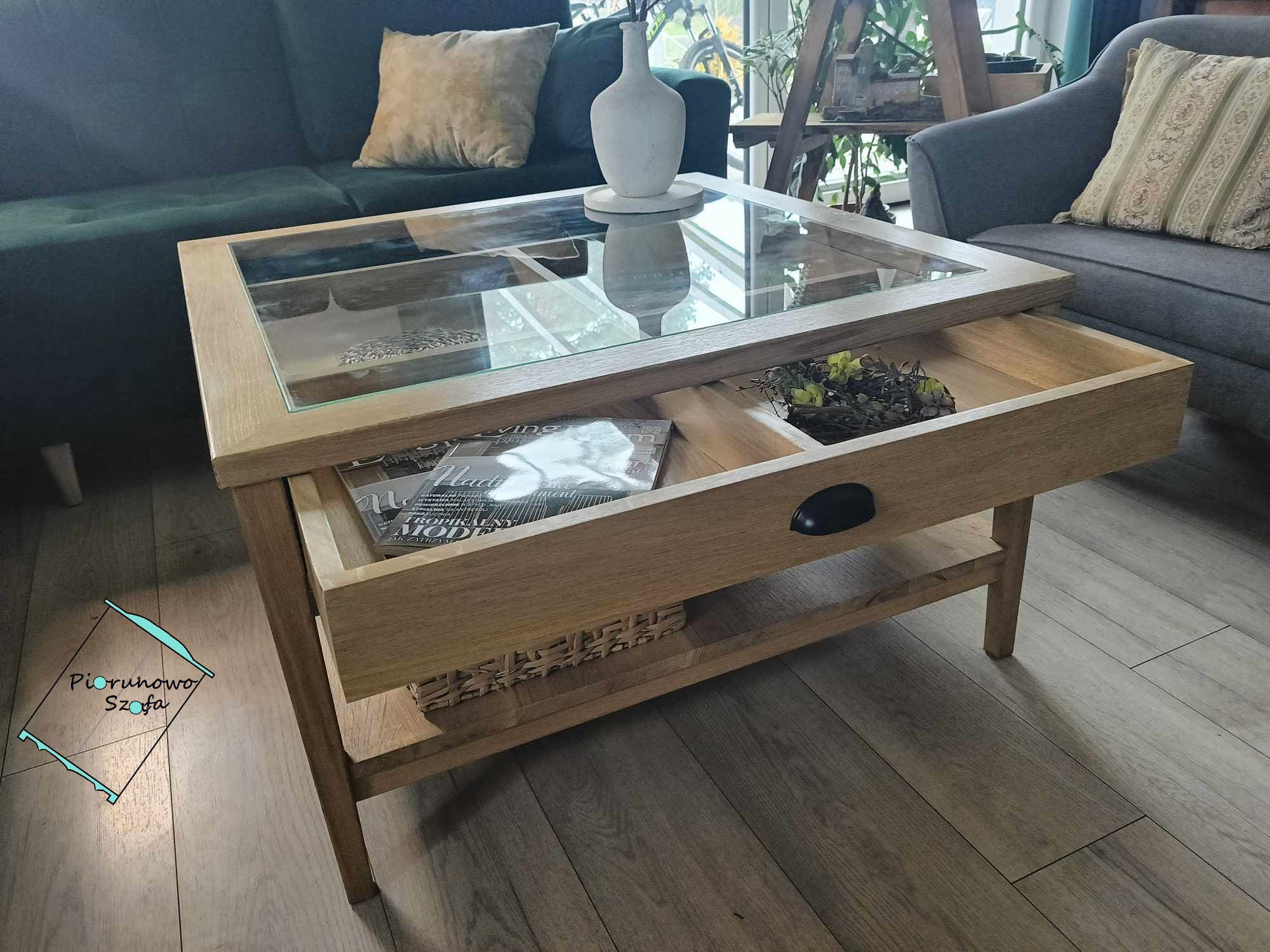 Stolik kawowy drewniany lakierowany