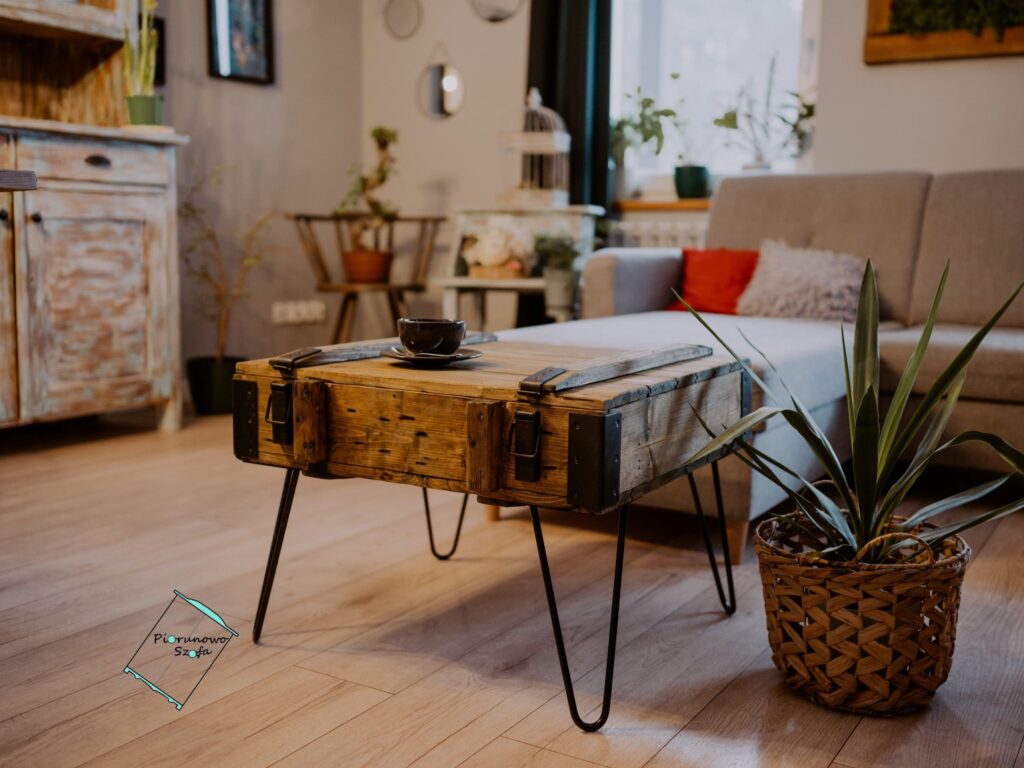 Stolik kawowy ze skrzyni z metalowymi okuciami