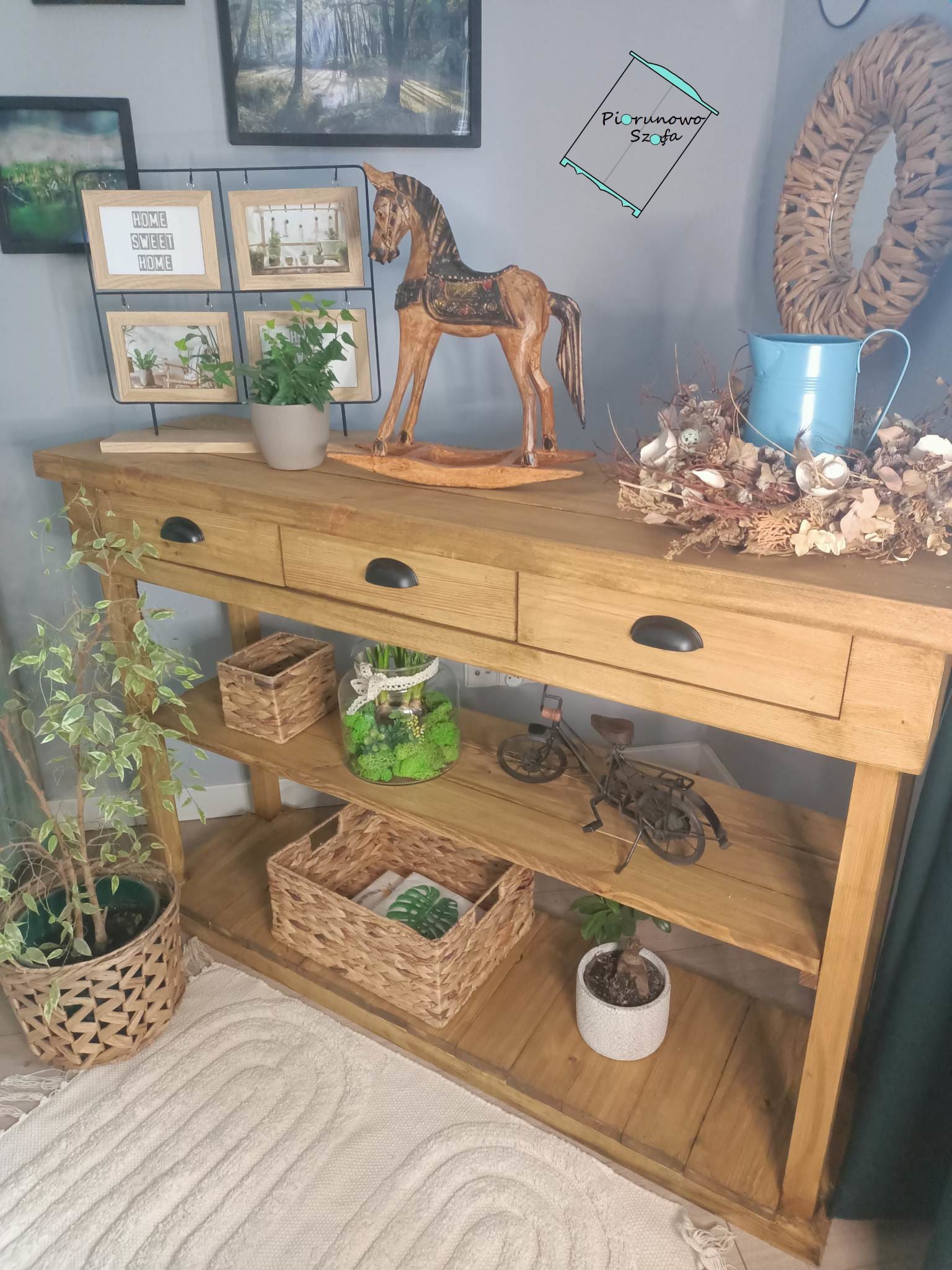 Mebel vintage z trzema pojemnymi szufladami