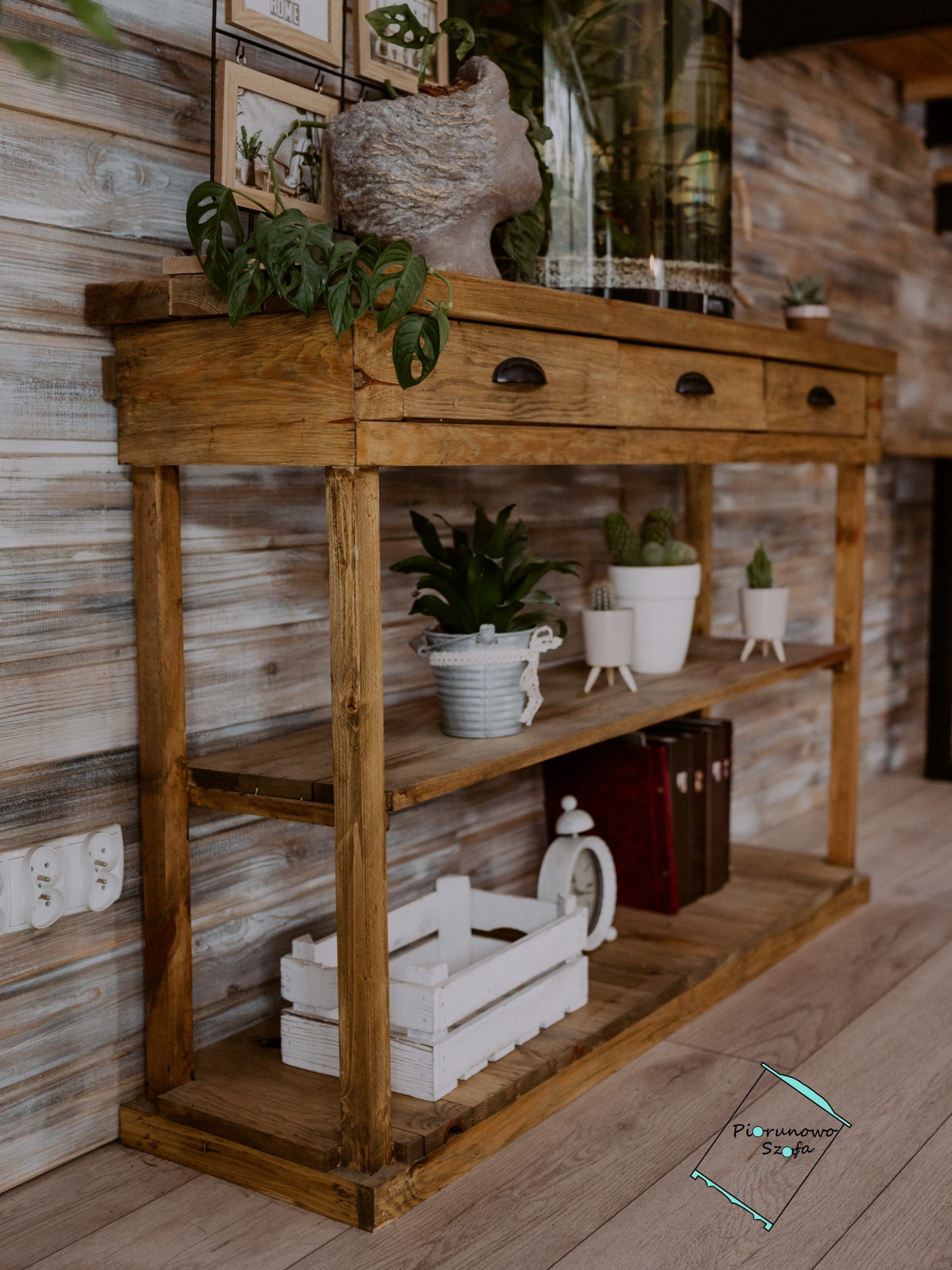 Regał w stylu retro z szufladami do dekoracji wnętrza