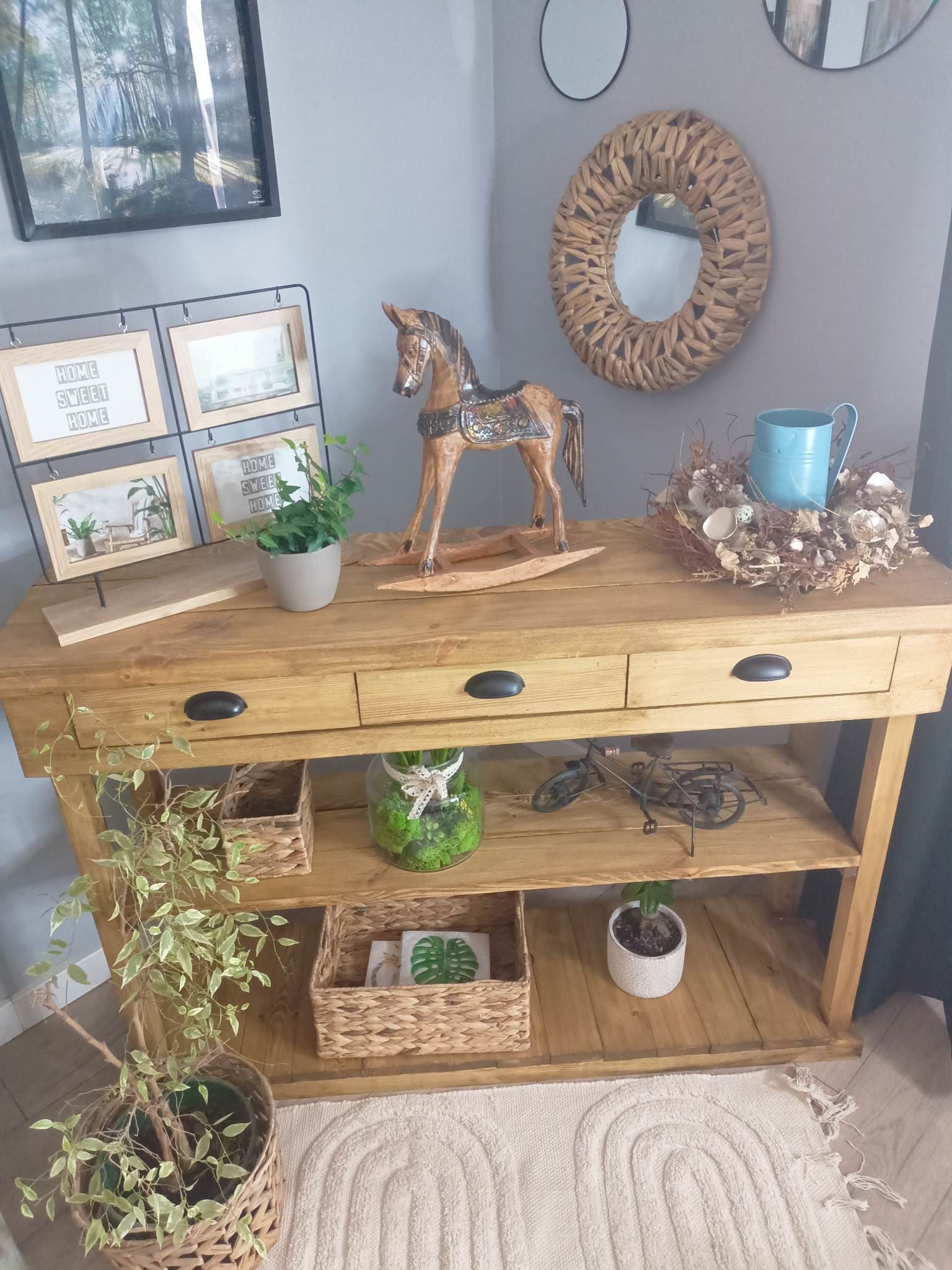 Komoda z trzema szufladami w klimacie retro do domu