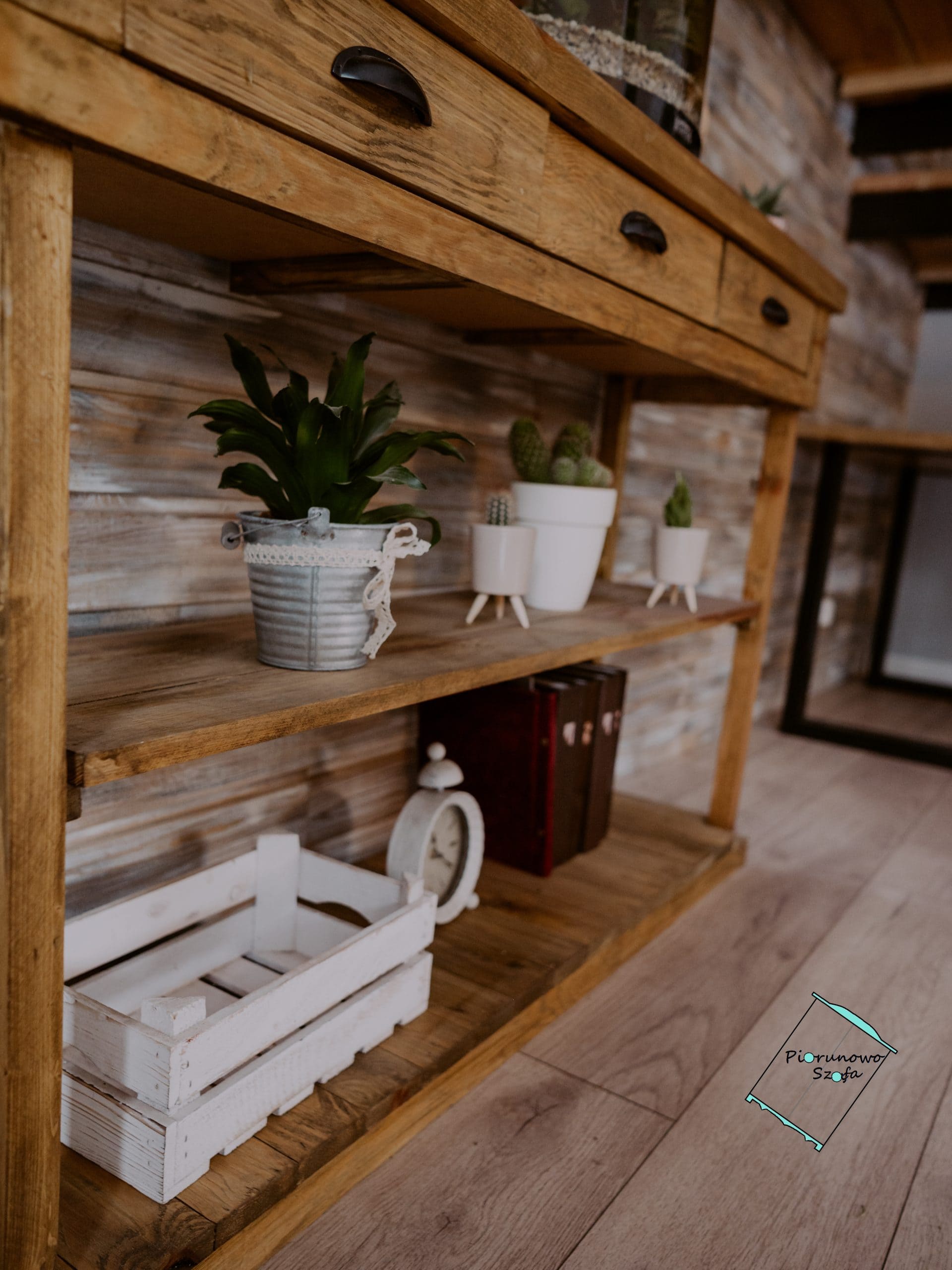 Regał dekoracyjny vintage z trzema funkcjonalnymi szufladami