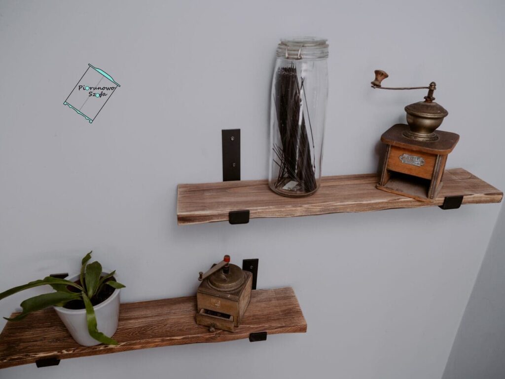 Drewniana półka ścienna z czarnymi metalowymi wspornikami