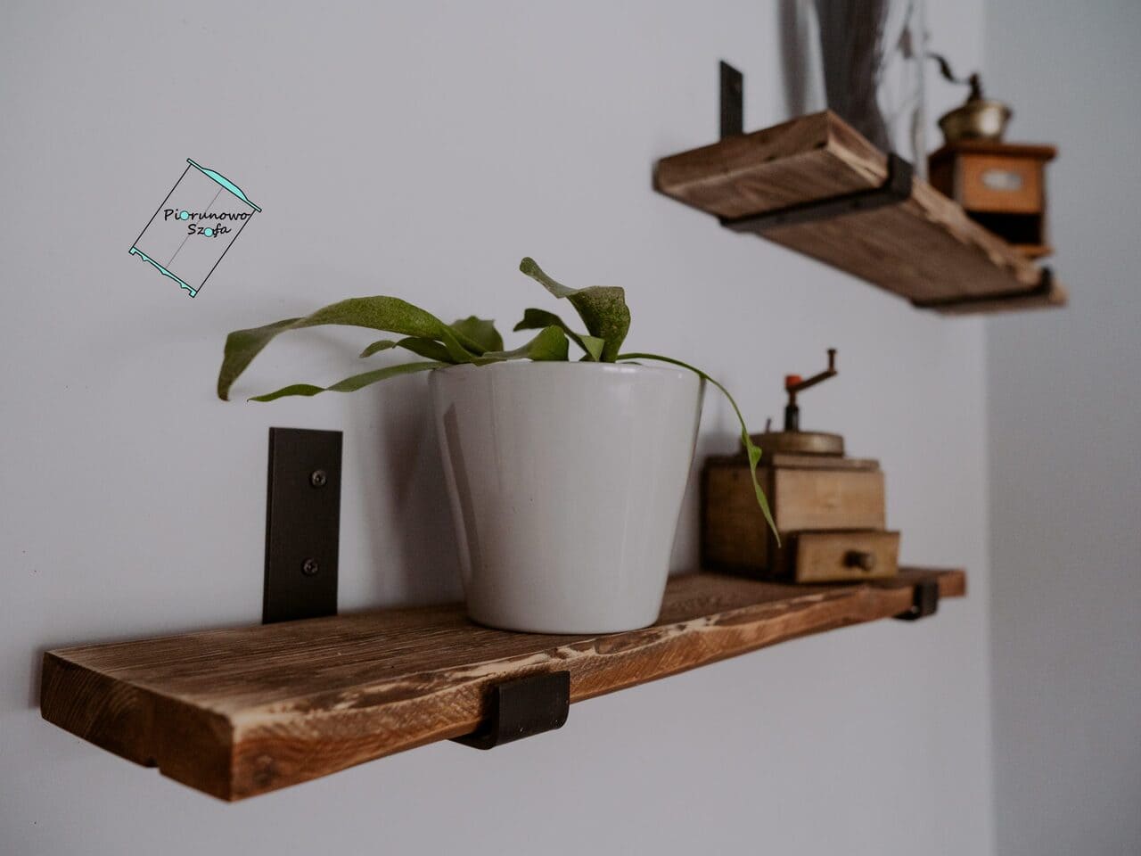 Półka na metalowych czarnych wspornikach