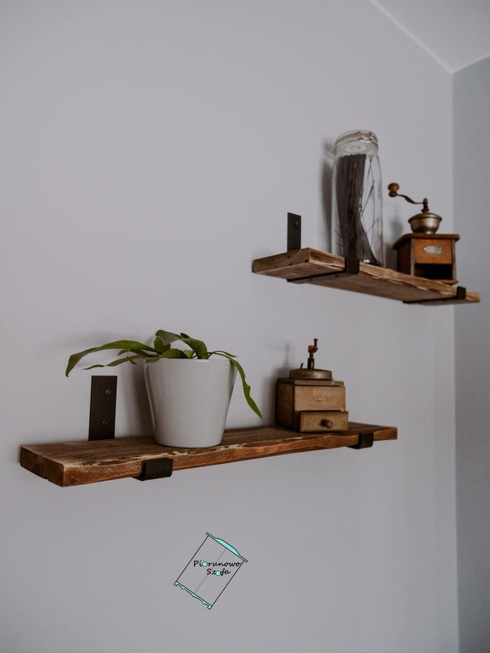 Półka na metalowych czarnych wspornikach