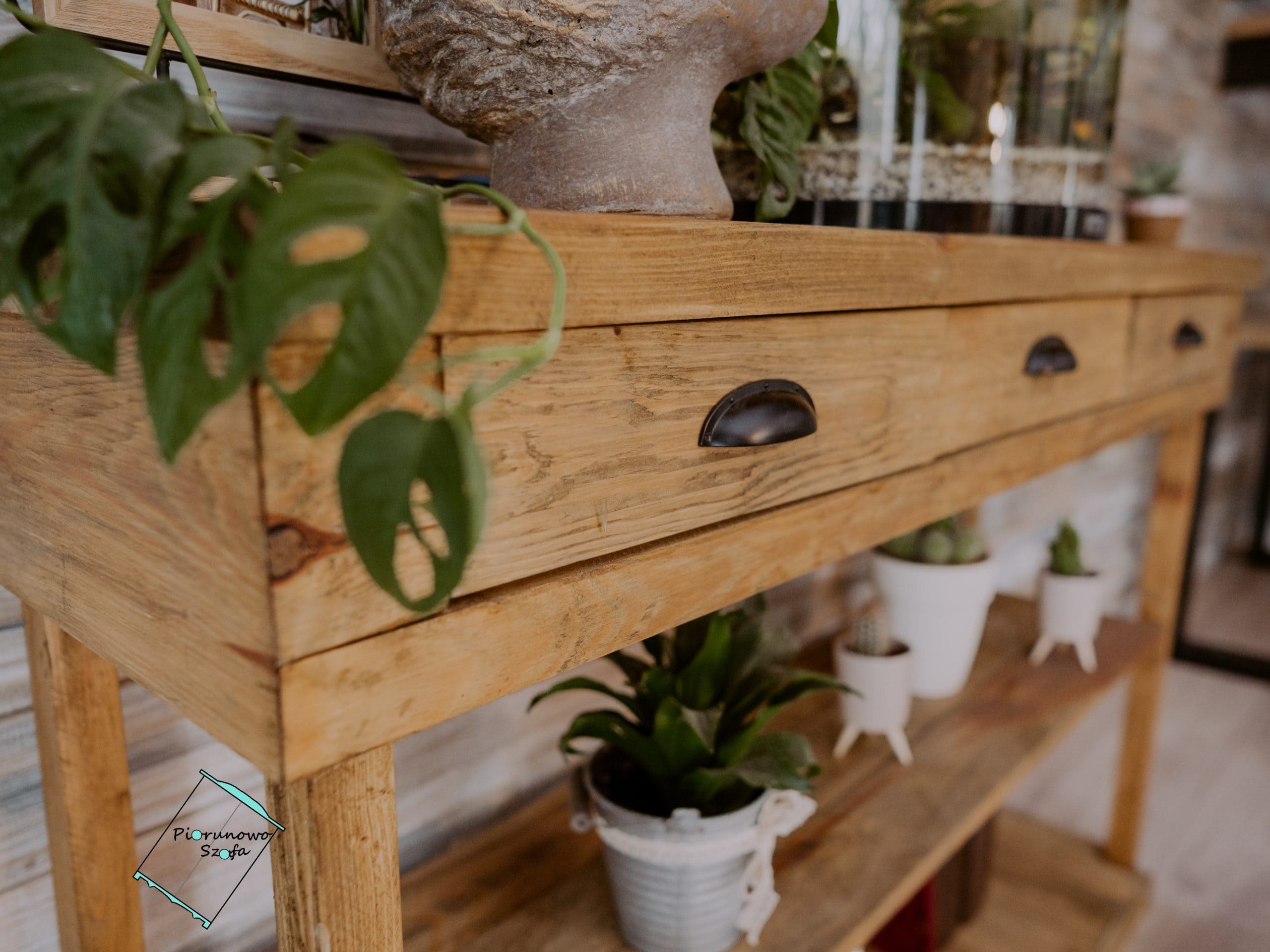 Rustykalna komoda retro z trzema drewnianymi szufladami