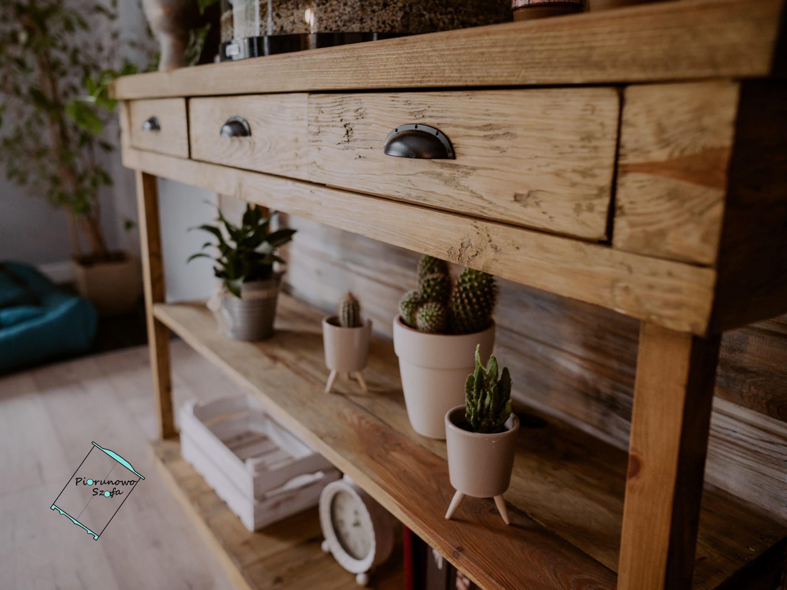 Drewniana komoda vintage z 3 szufladami do salonu
