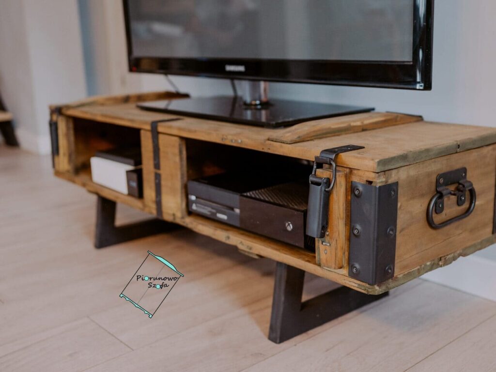 Szafka RTV retro z drewnianą konsolą i wojskowym akcentem
