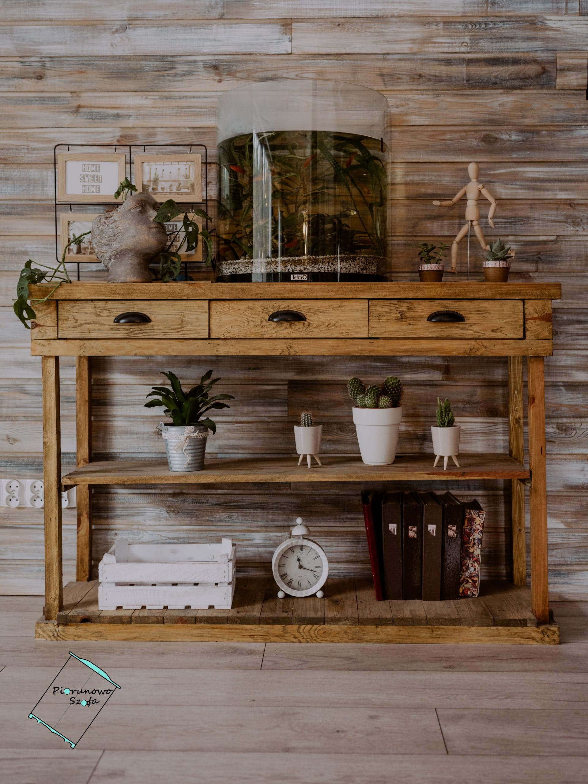 Stylowa komoda vintage z szufladami do sypialni lub przedpokoju