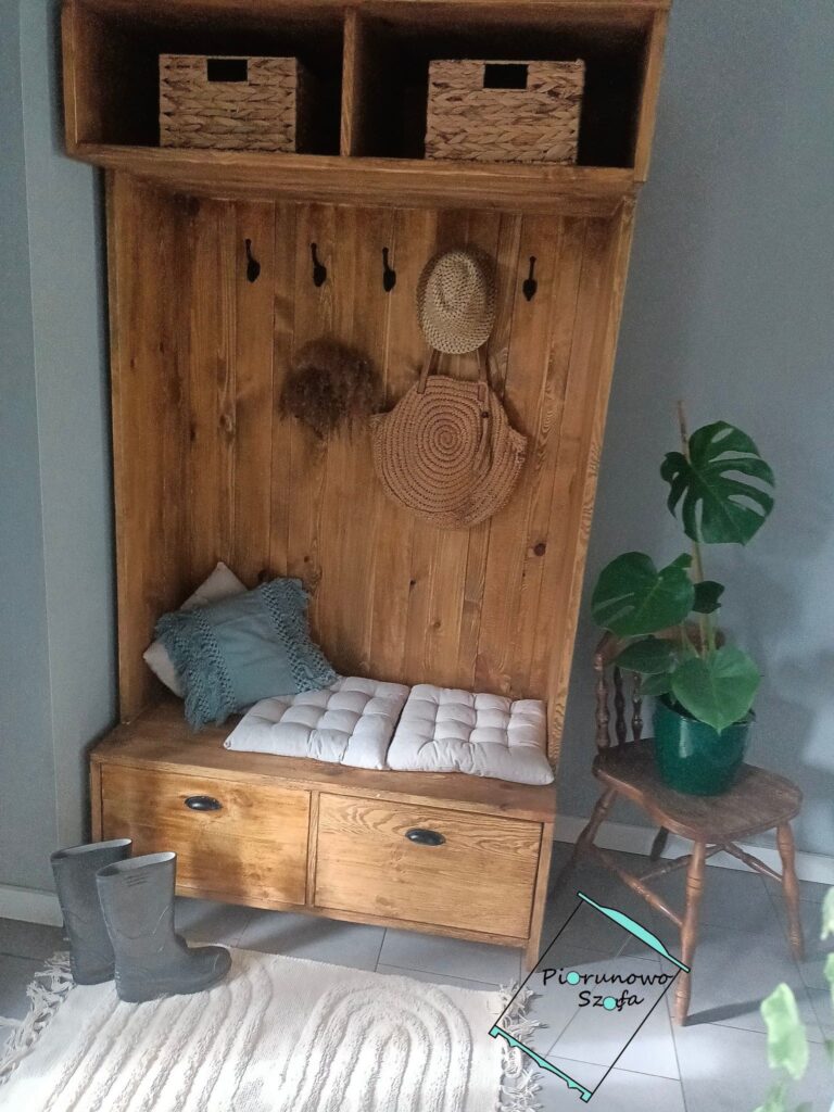 Biała szafa garderoba do przedpokoju w stylu prowansalskim