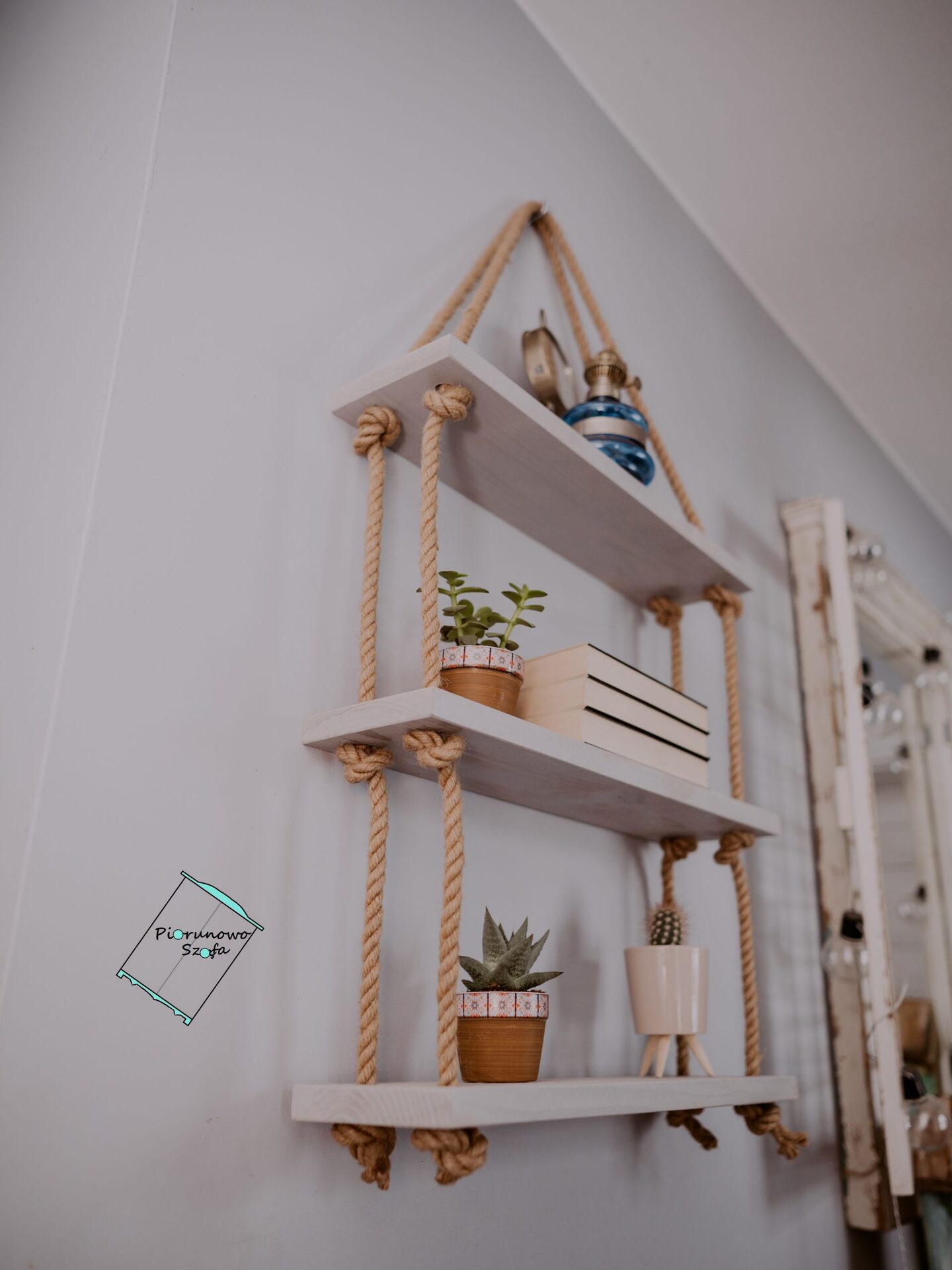 Półka ścienna w kolorze szarym z linami jutowymi