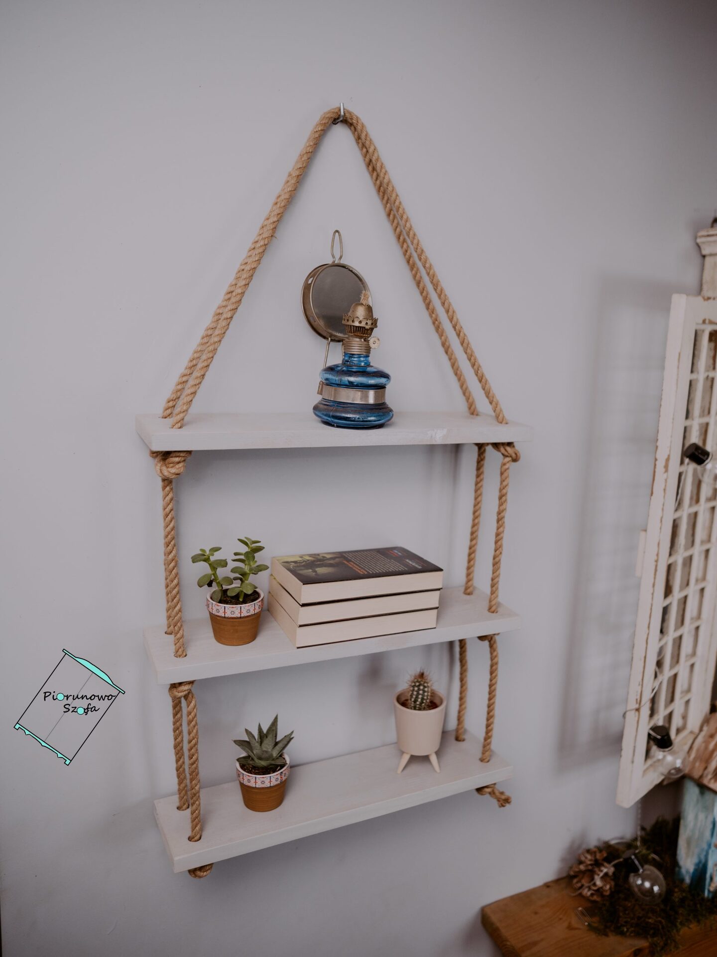 Dekoracyjna szara półka zawieszana na linach z juty