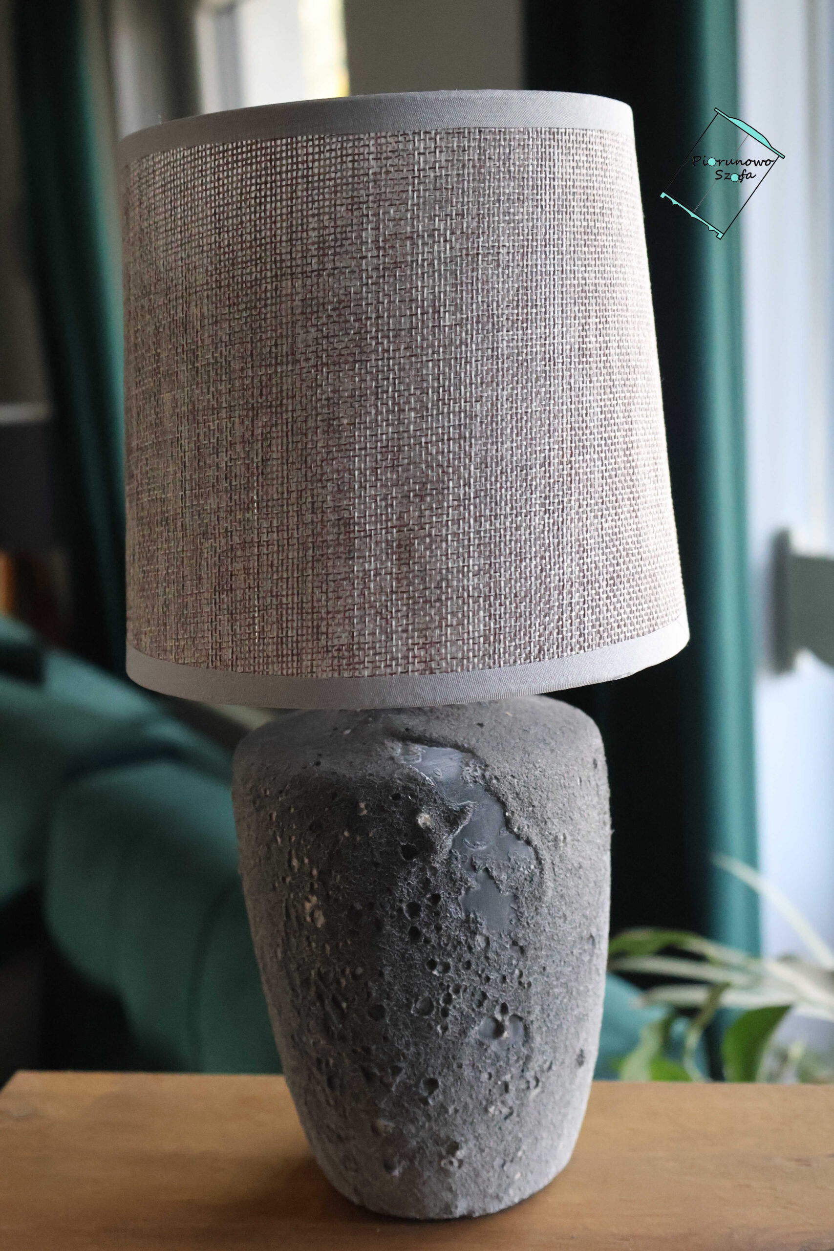 Industrialna Lampa Stołowa z Betonową Podstawą