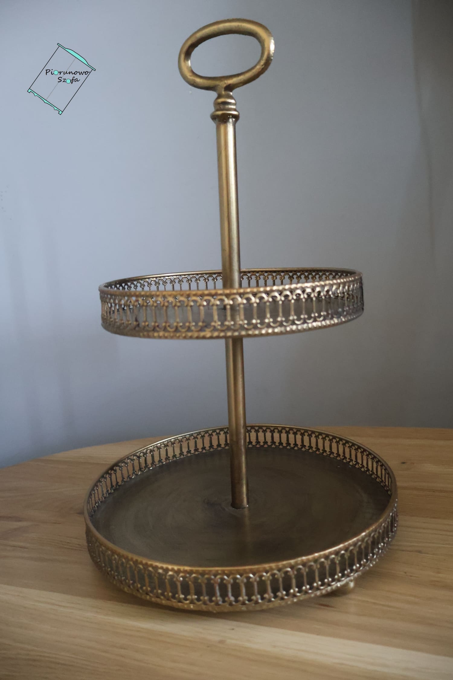 Dwupoziomowa patera w stylu vintage – złota elegancja