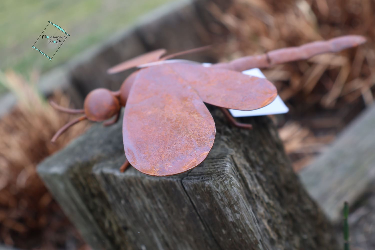 Metalowa ważka w stylu vintage – unikalna dekoracja ogrodowa