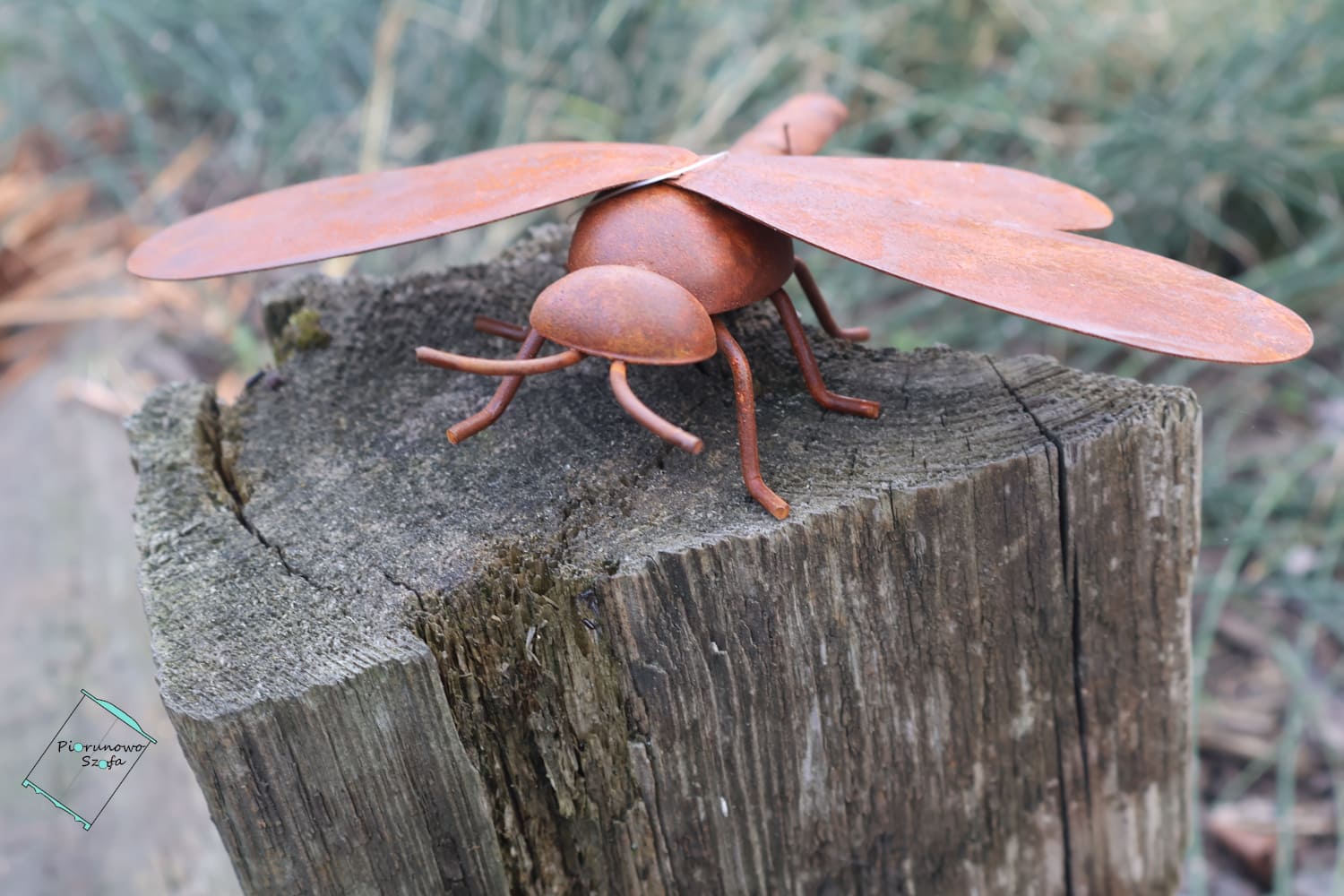 Metalowa ważka w stylu vintage – unikalna dekoracja ogrodowa