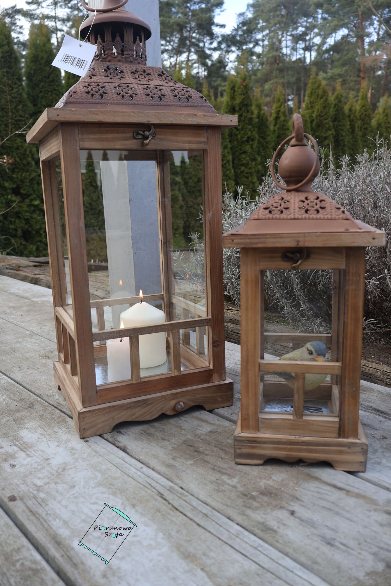 Rustykalna latarnia drewniana z szybami mała