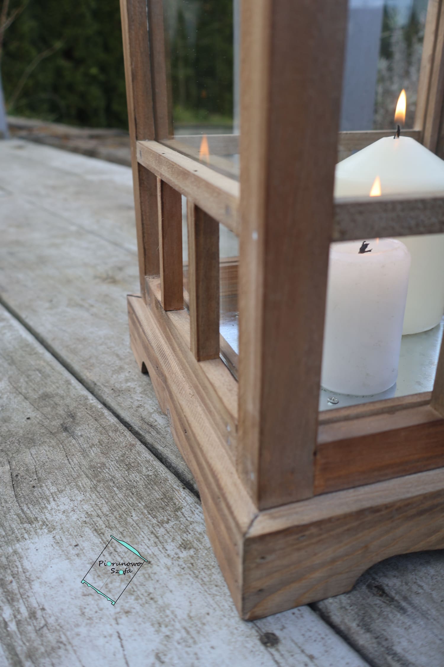 Rustykalna latarnia drewniana z szybkami duża