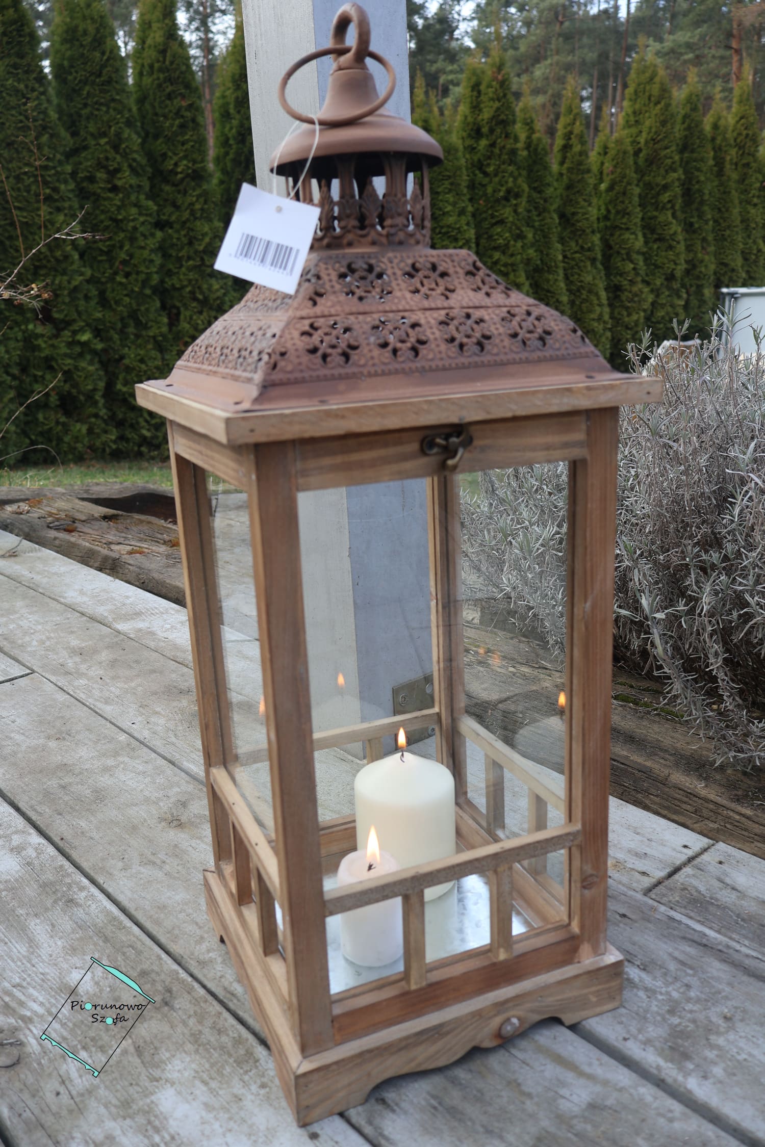 Rustykalna latarnia drewniana z szybkami duża