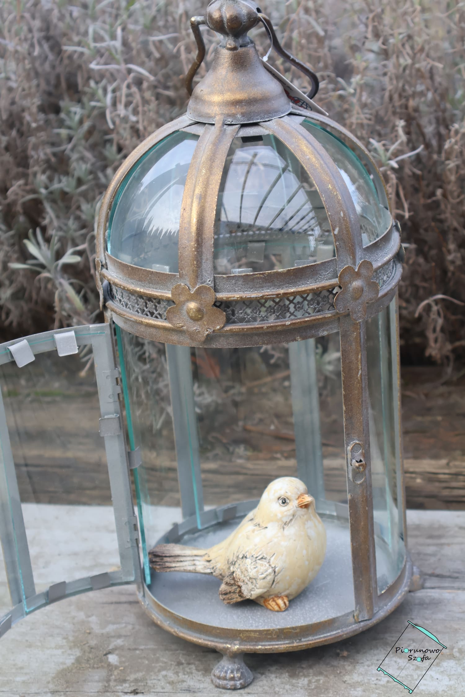 Stylowa latarnia vintage metalowa z szybkami, postarzana
