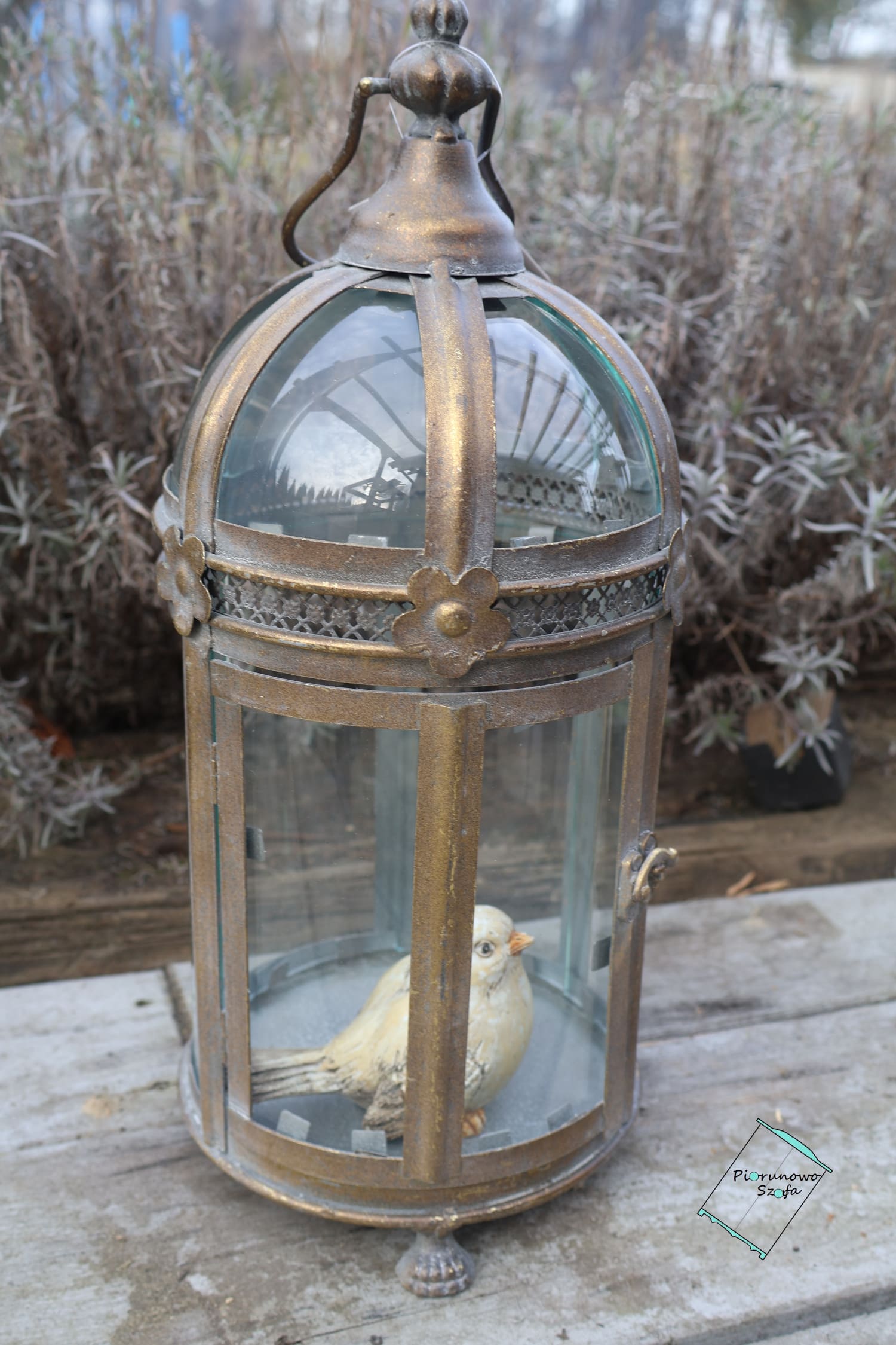 Stylowa latarnia vintage metalowa z szybkami, postarzana
