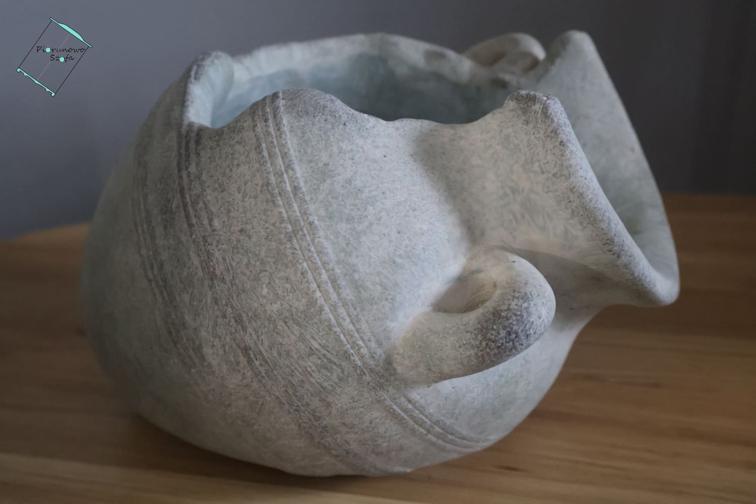 Donica, osłonka dekoracyjna o kamiennej fakturze