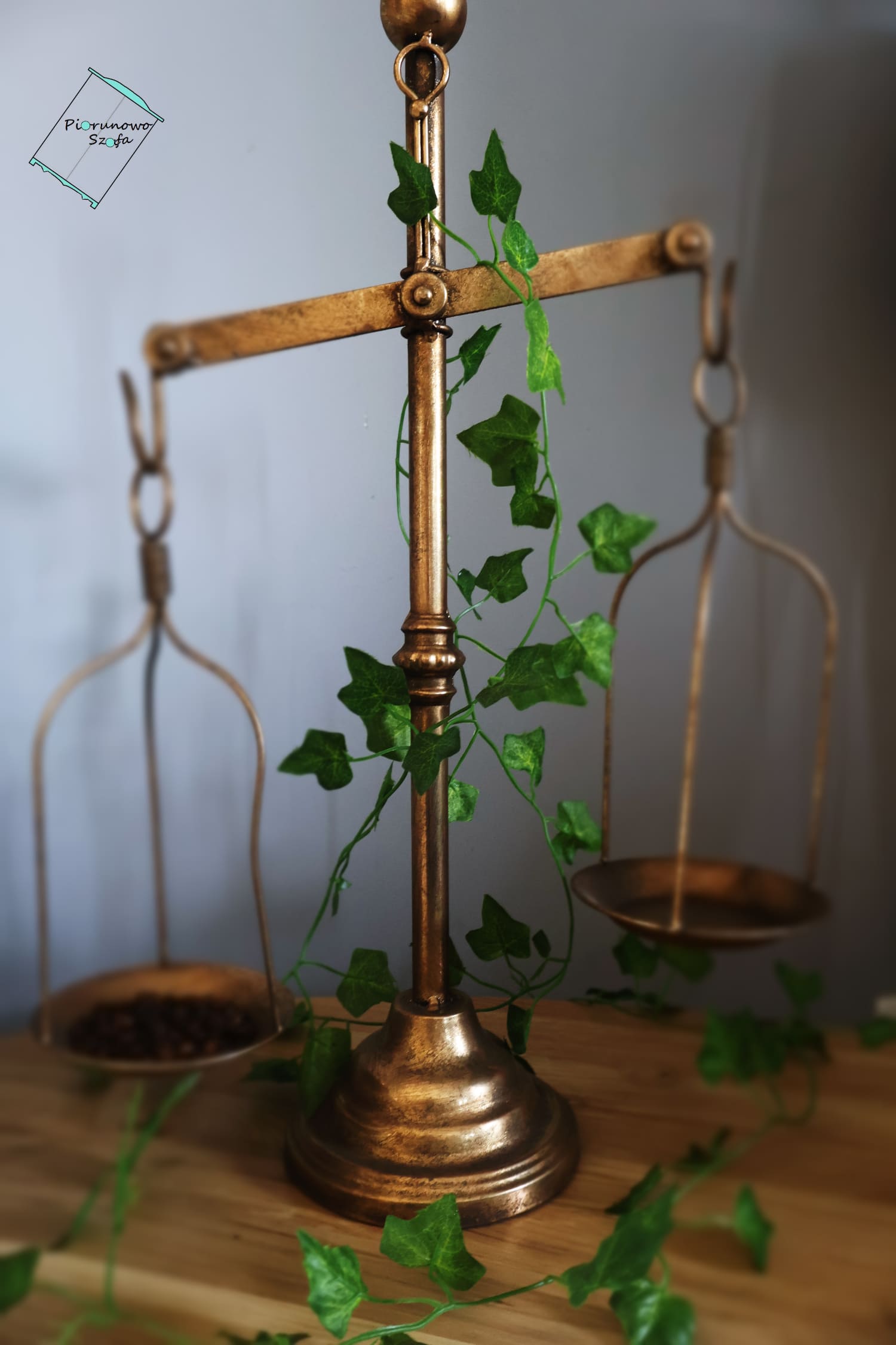 Dekoracyjna waga szalkowa w stylu vintage