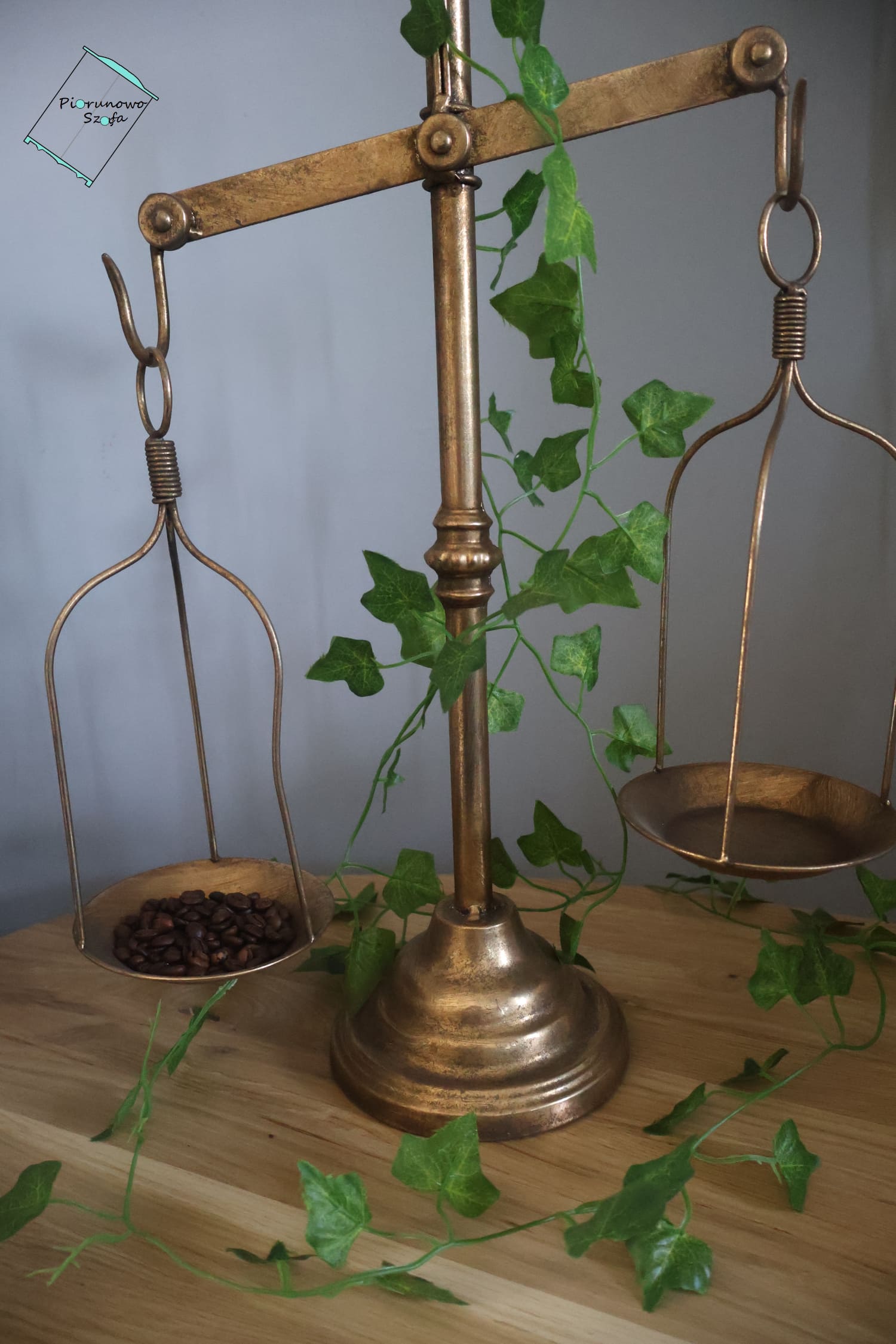 Dekoracyjna waga szalkowa w stylu vintage