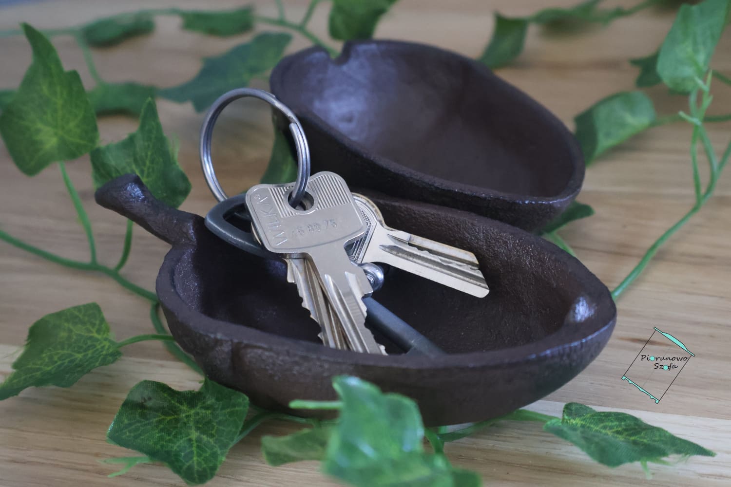 Żeliwny schowek na klucze, kształt żołędzia