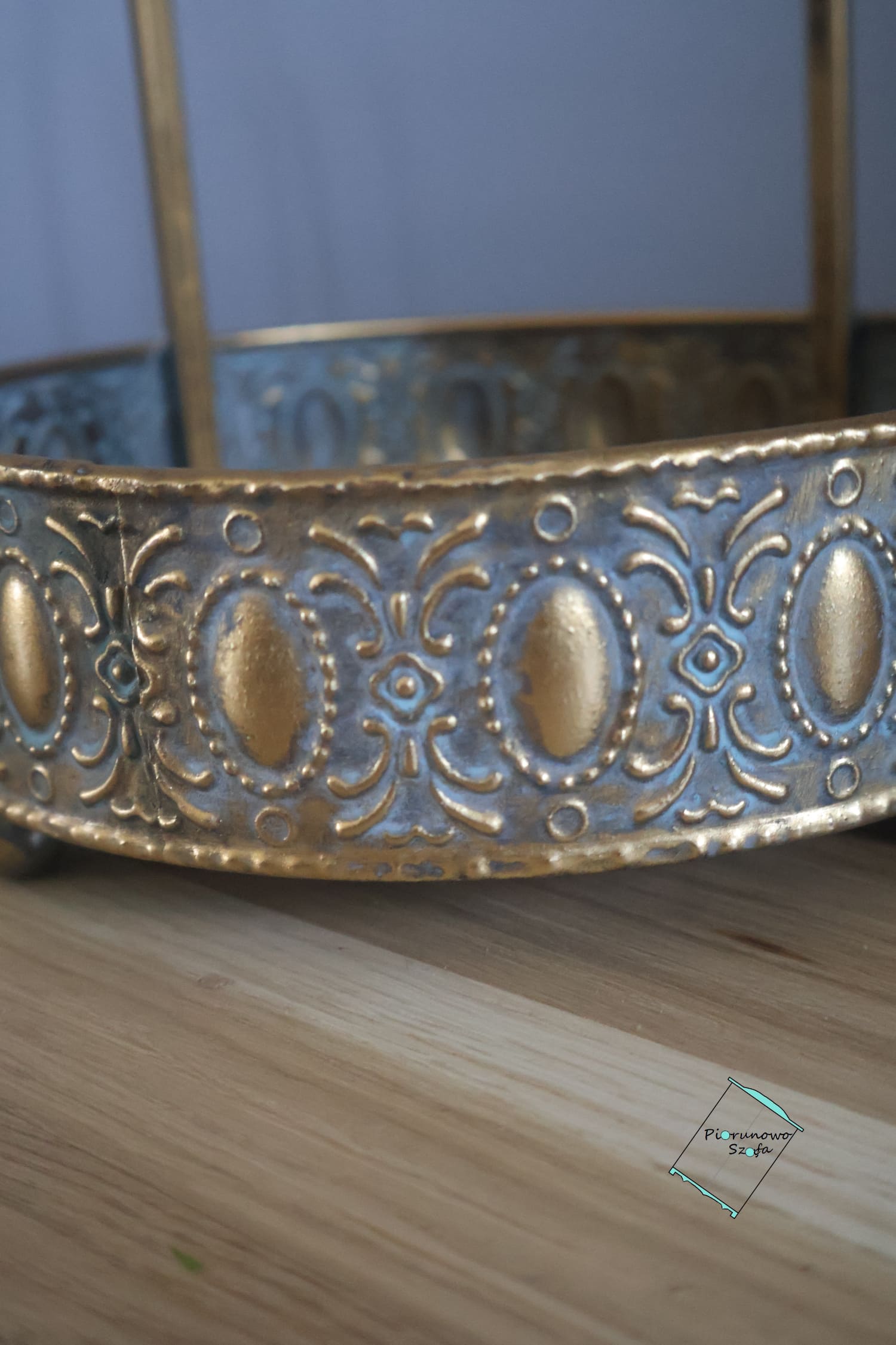 Elegancki świecznik w stylu vintage z koroną