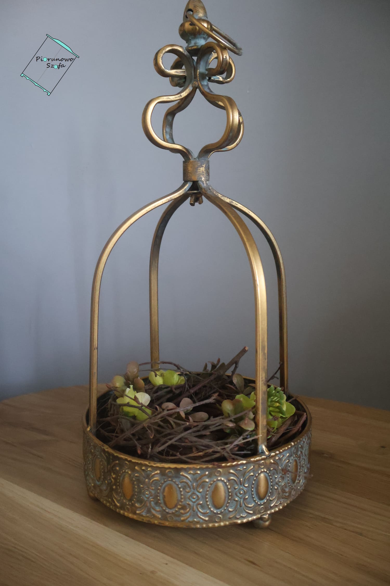 Elegancki świecznik w stylu vintage z koroną