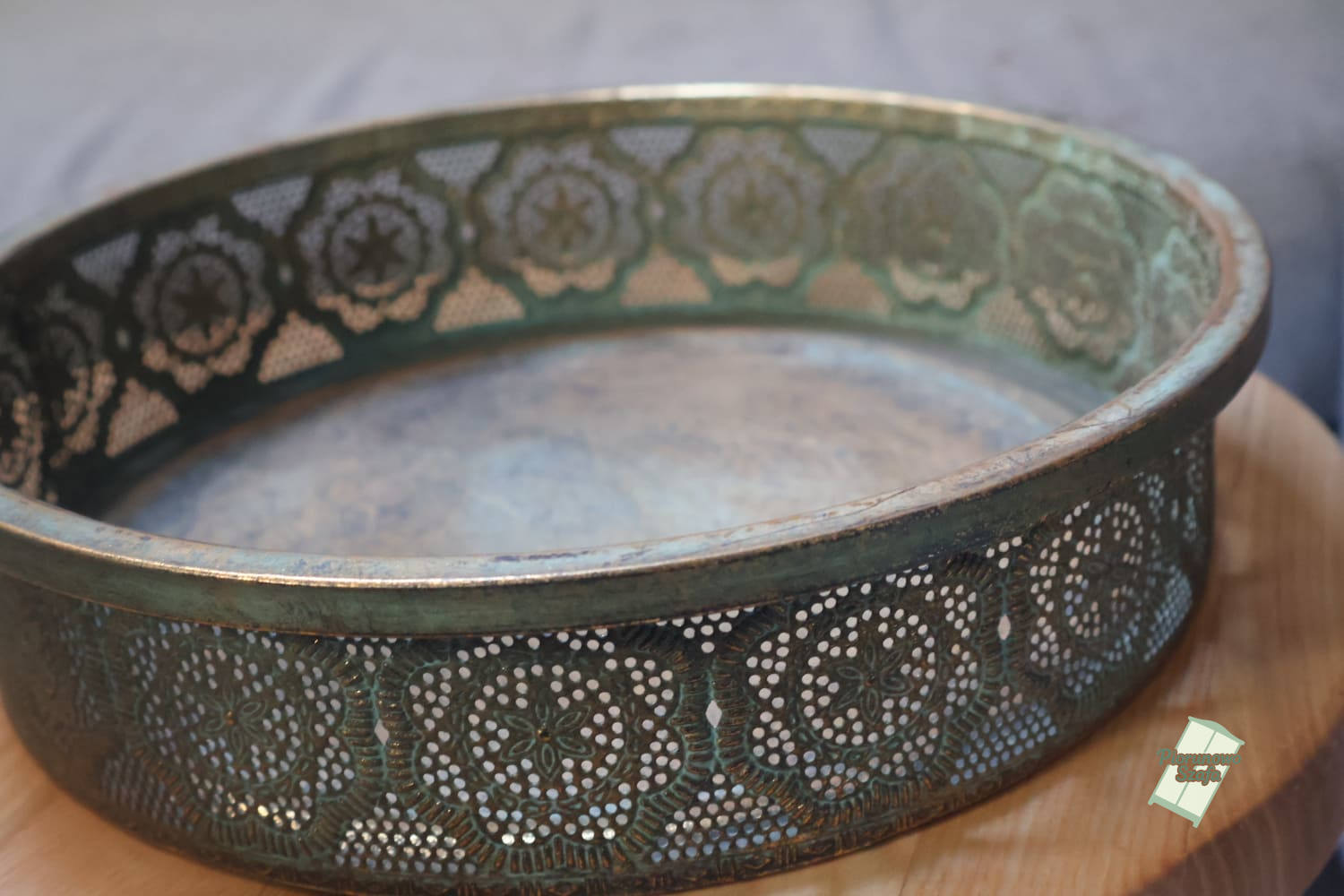 Metalowa taca w stylu vintage ażurowe zdobienie mała