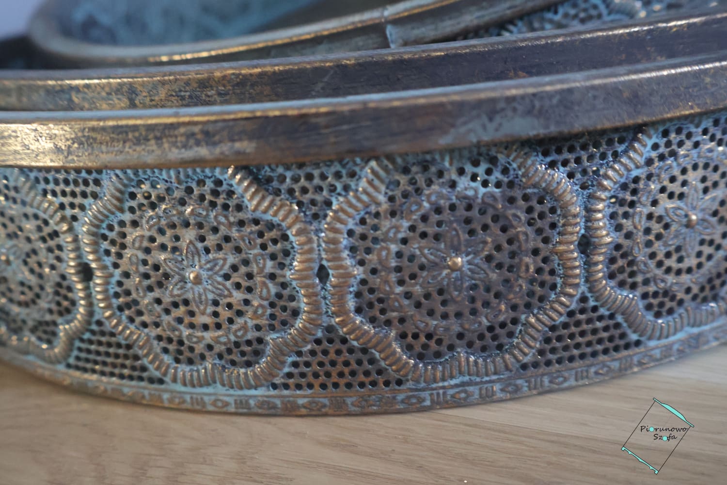 Metalowa taca w stylu vintage ażurowe zdobienie średnia