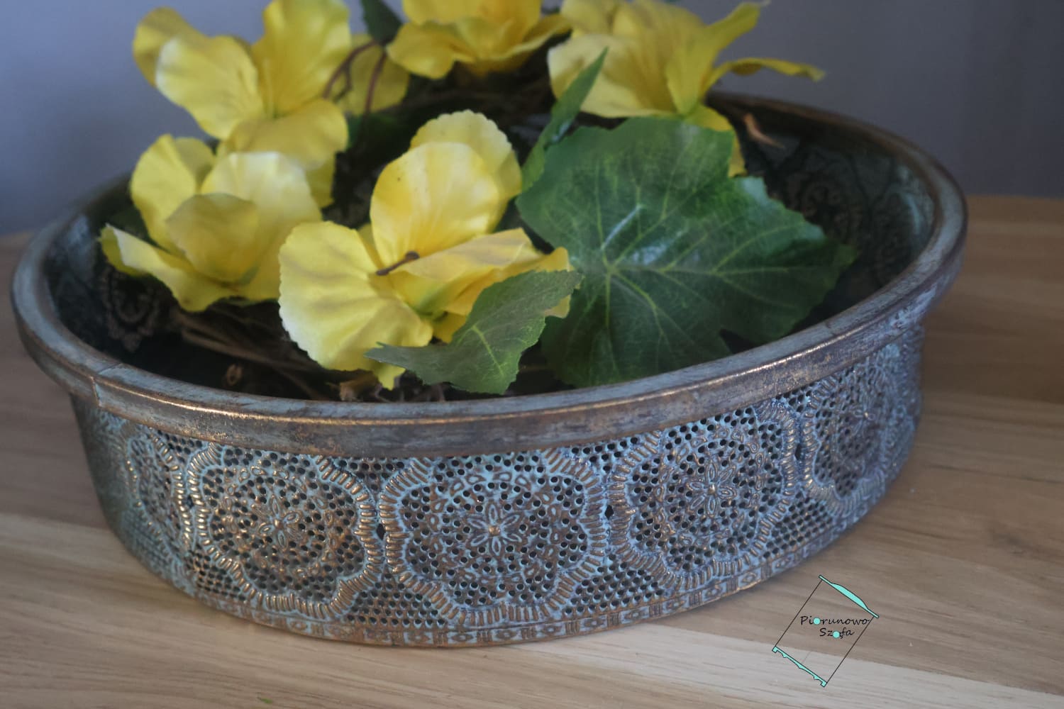 Metalowa taca w stylu vintage ażurowe zdobienie średnia