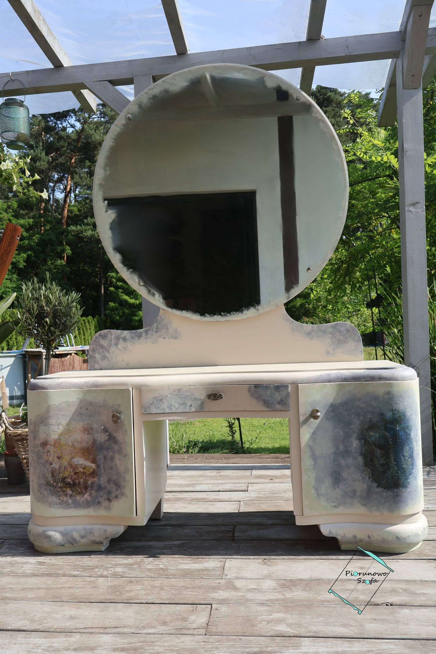 Unikalna toaletka vintage z dużym lustrem – oryginalny styl retro!