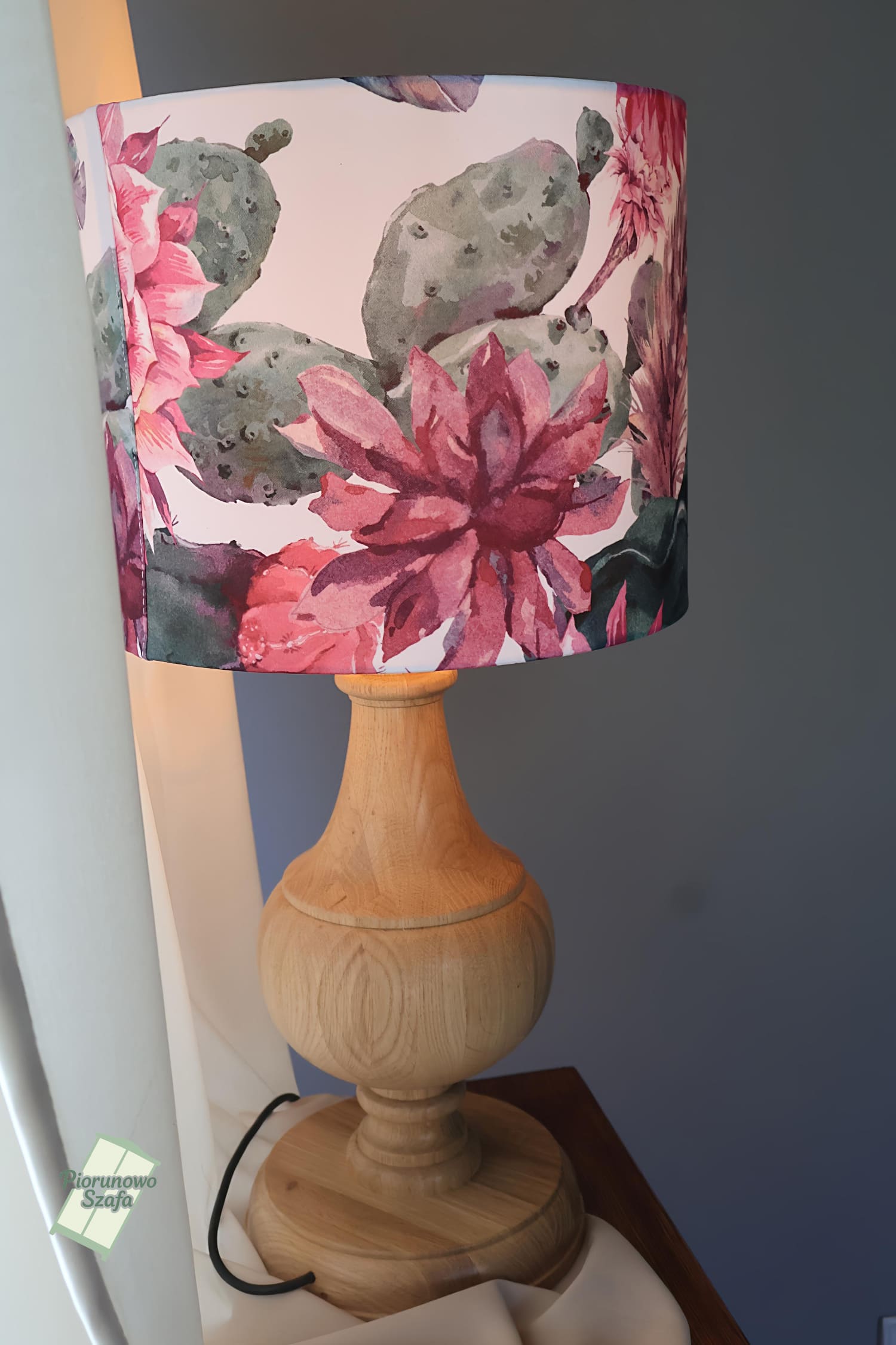 Lampa stołowa drewniana z abażurem w kwiaty – dekoracyjna lampa nocna do salonu i sypialni