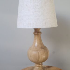 Stylowa lampa stołowa drewniana z jasnym abażurem. Idealna jako lampa nocna, biurkowa lub dekoracyjna. Naturalne drewno, elegancki design – pasuje do salonu i sypialni.