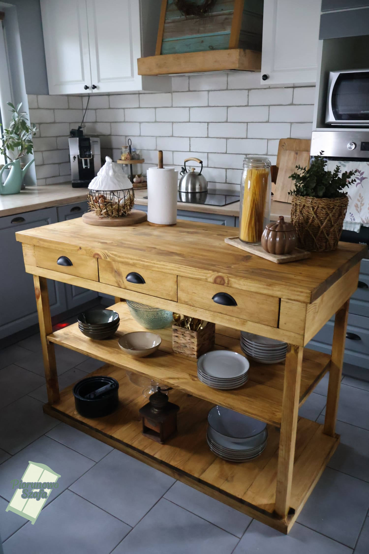 Wyspa kuchenna z litego drewna z półkami – stolik roboczy do kuchni