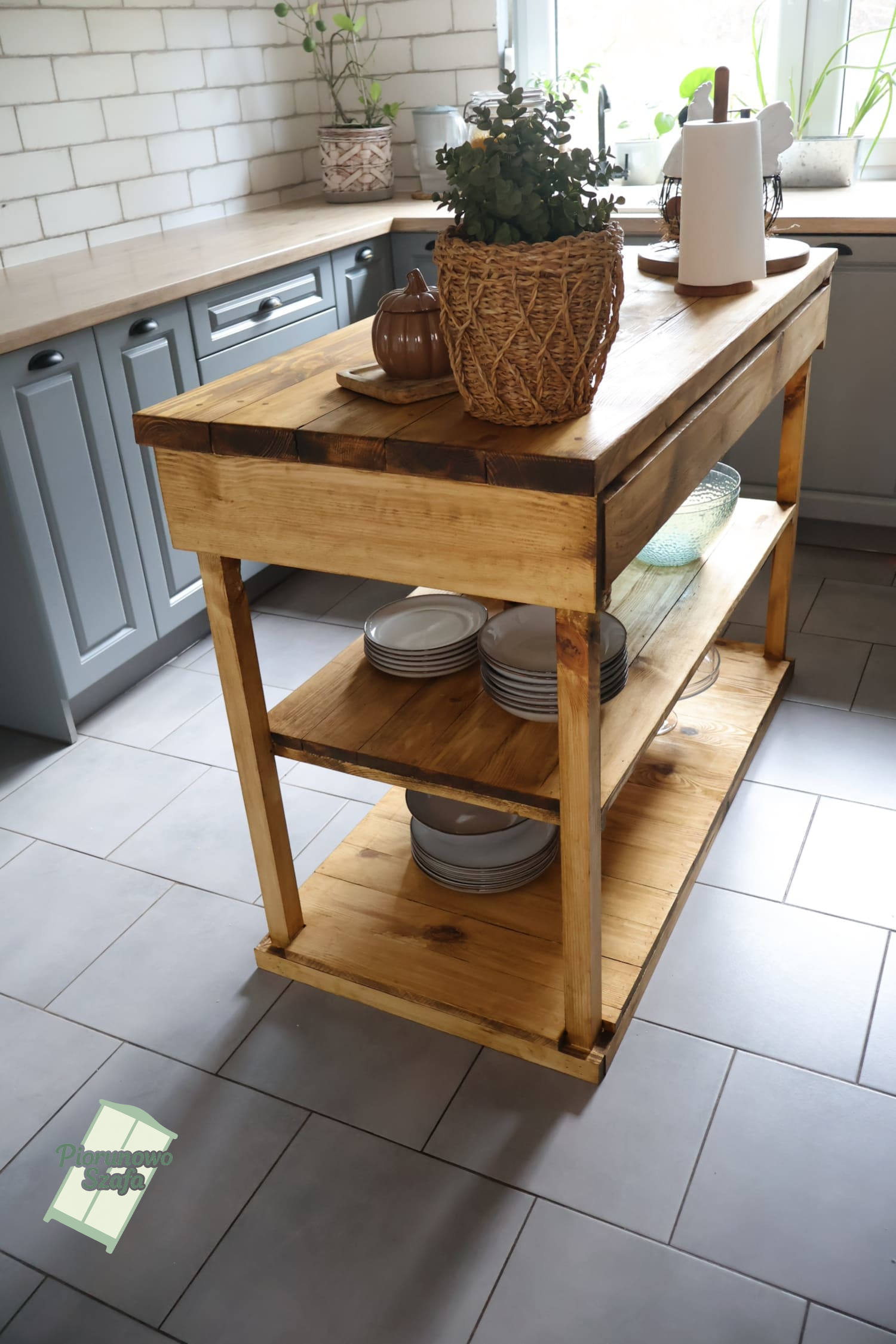 Wyspa kuchenna z litego drewna z półkami – stolik roboczy do kuchni