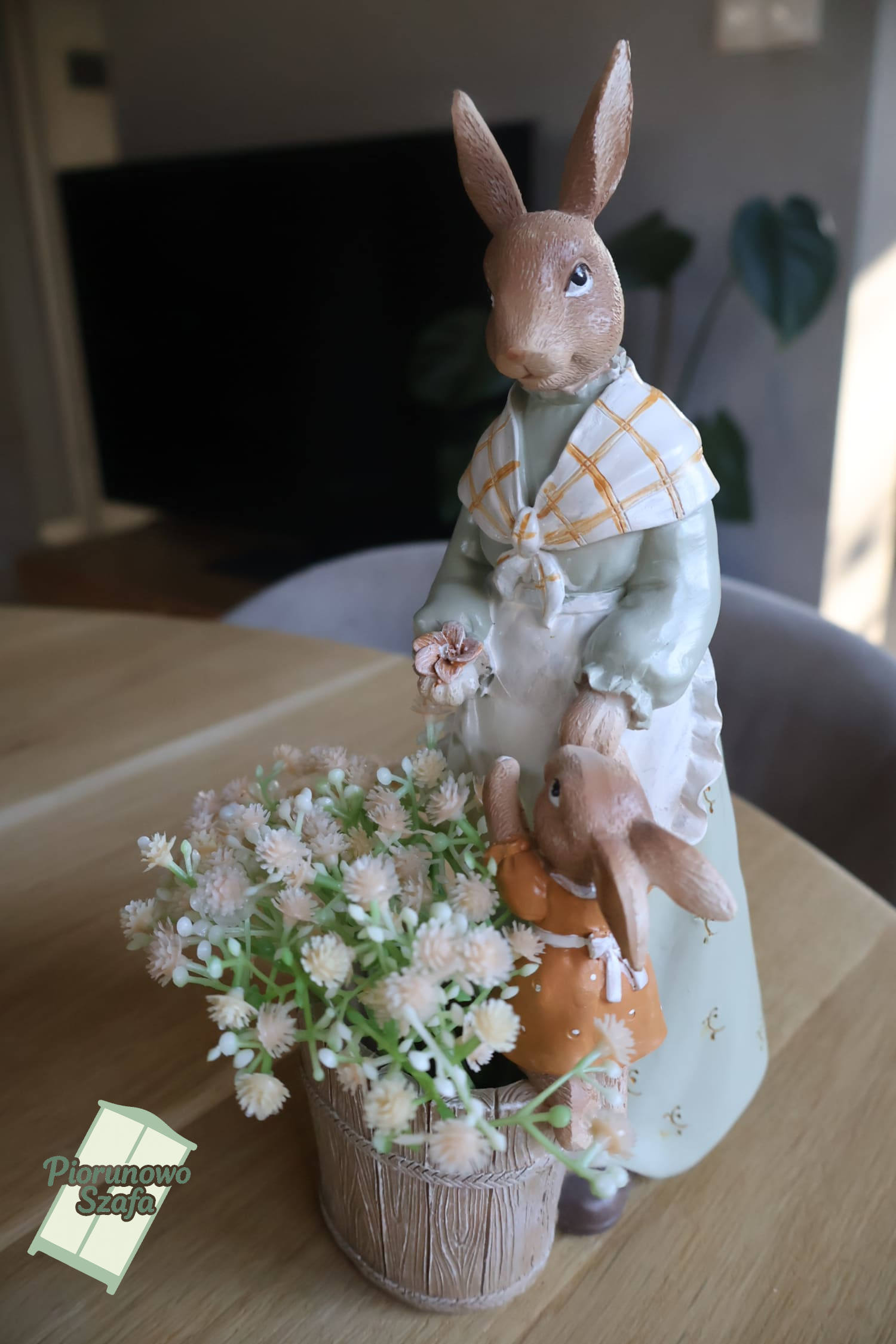 Figurka Pani królik z kwiatami