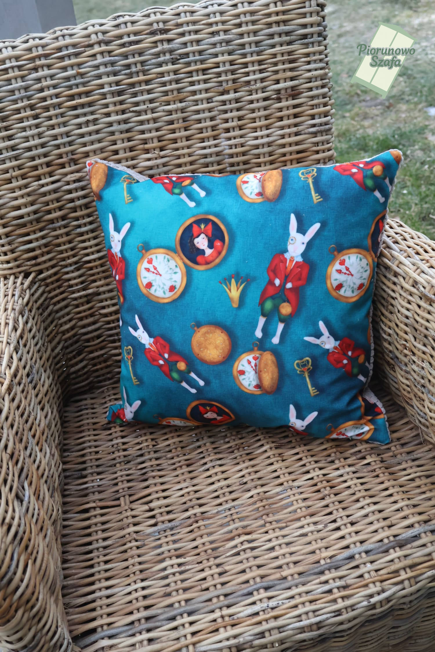 Poduszka dekoracyjna z wypełnieniem, Alicja w krainie czarów