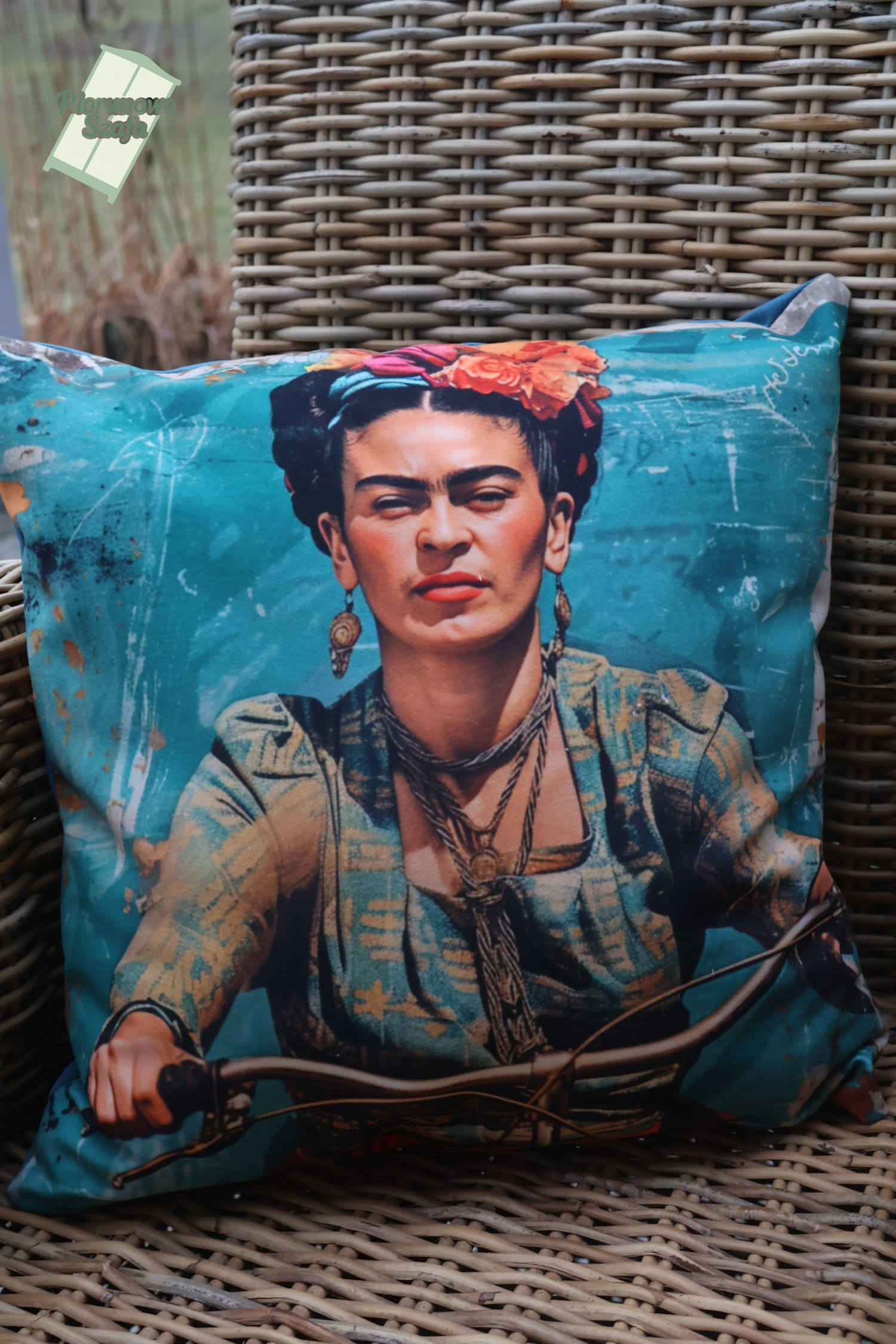 Poduszka dekoracyjna z wypełnieniem, Frida na rowerze