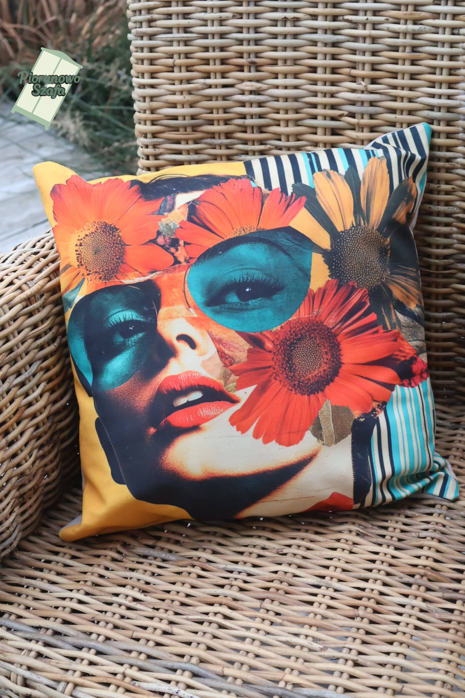 Poduszka dekoracyjna z wypełnieniem – Kobieta Retro z kwiatami