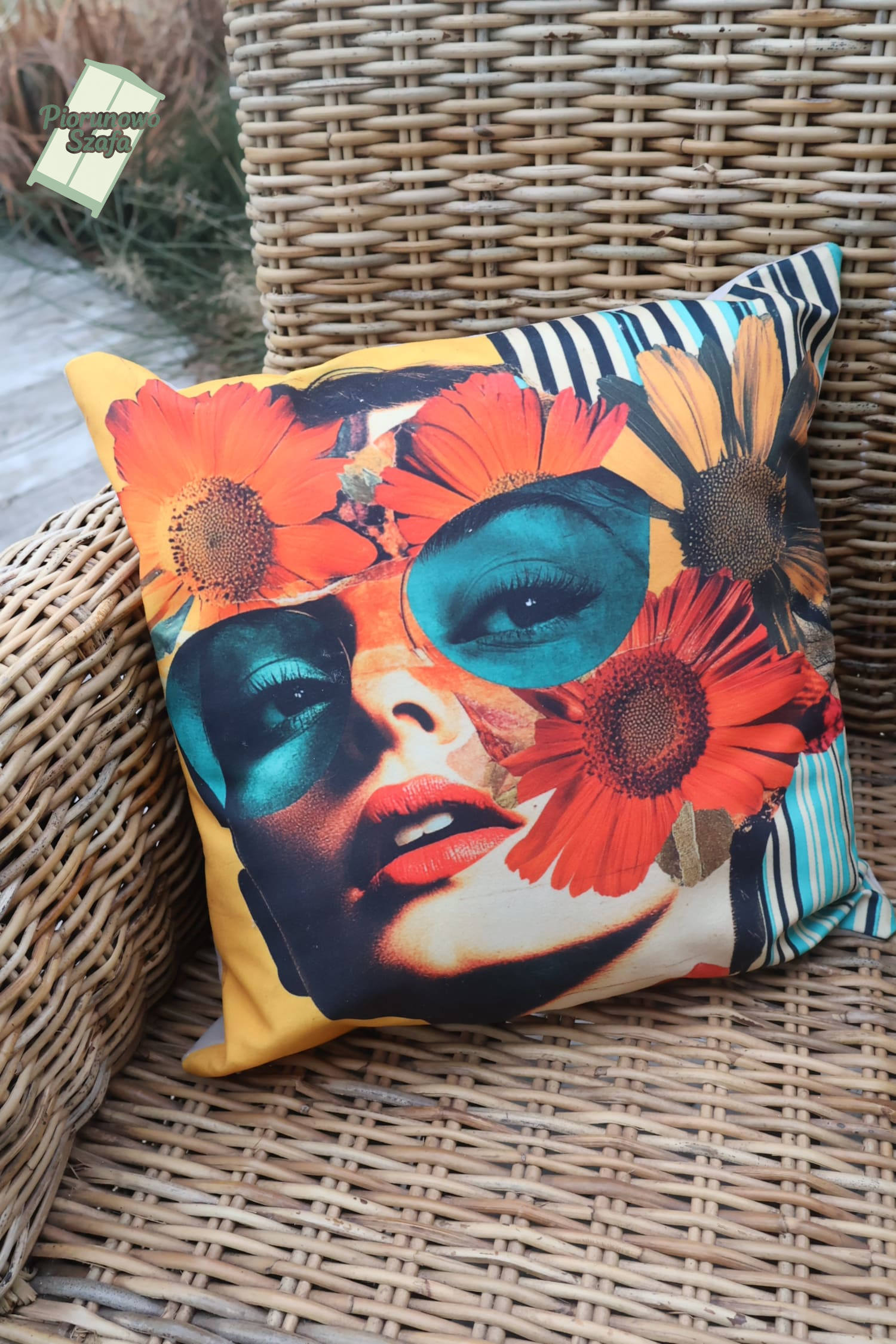 Poduszka dekoracyjna z wypełnieniem – Kobieta Retro z kwiatami