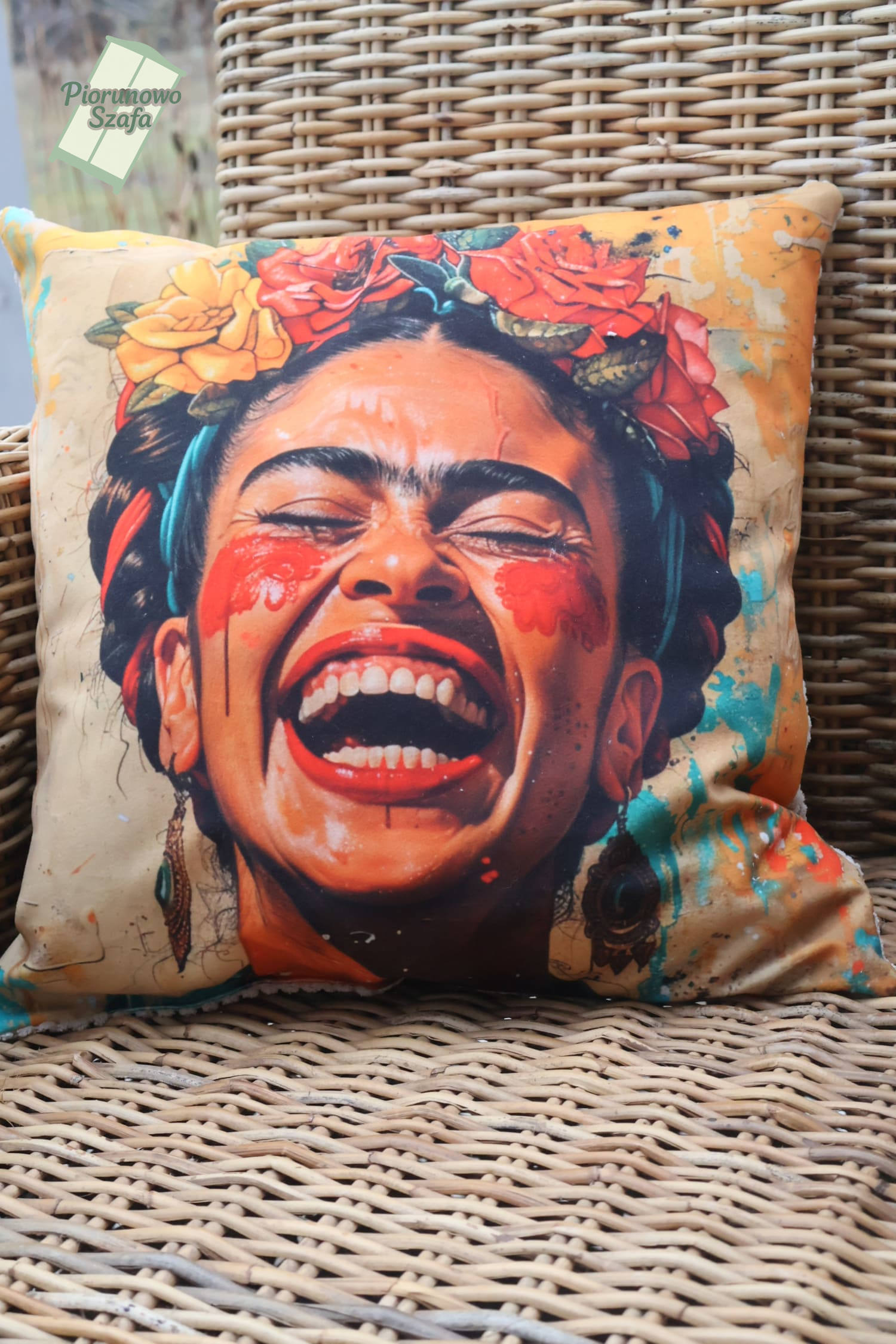 Poduszka dekoracyjna z wypełnieniem – roześmiana Frida
