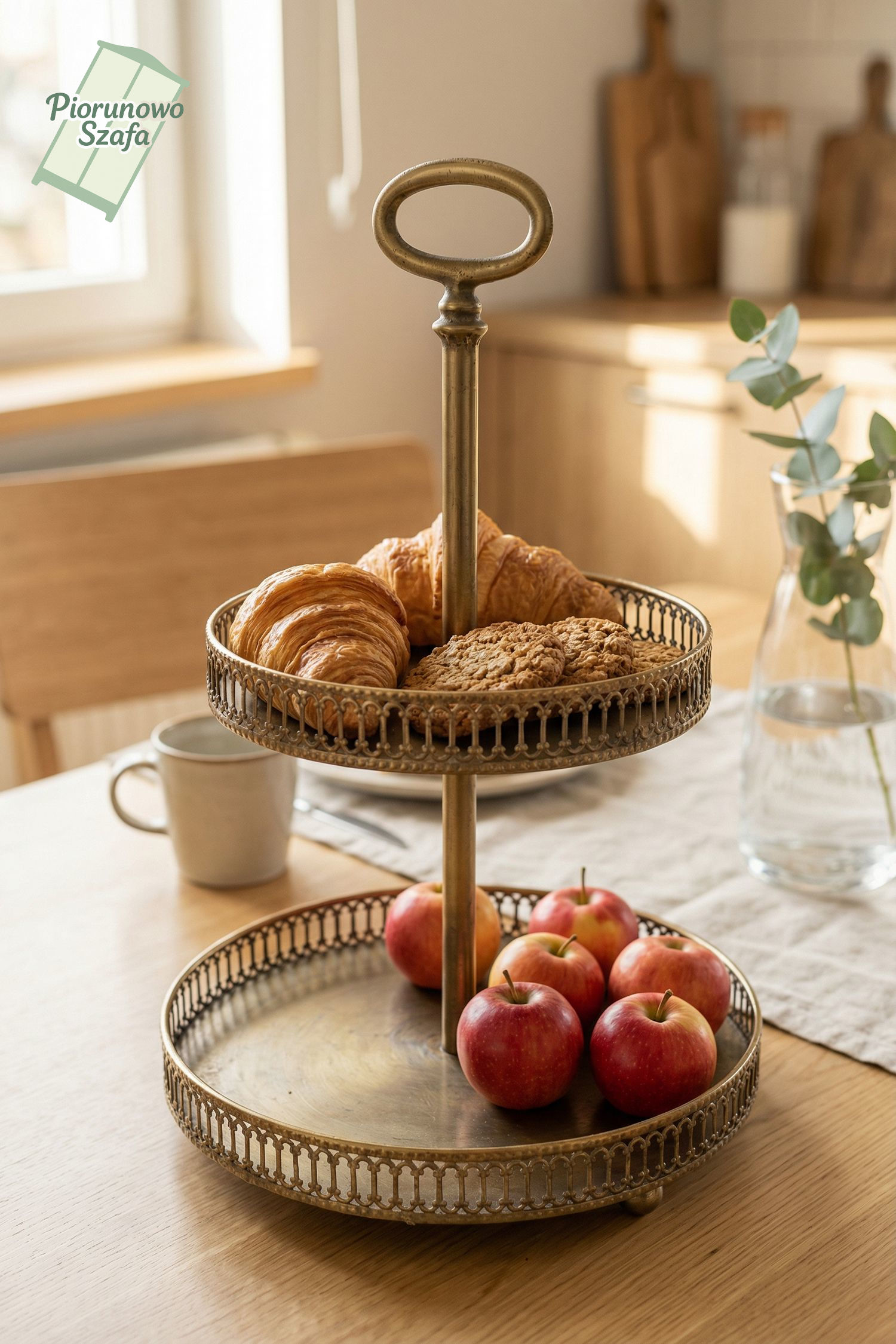 Dwupoziomowa patera w stylu vintage – złota elegancja