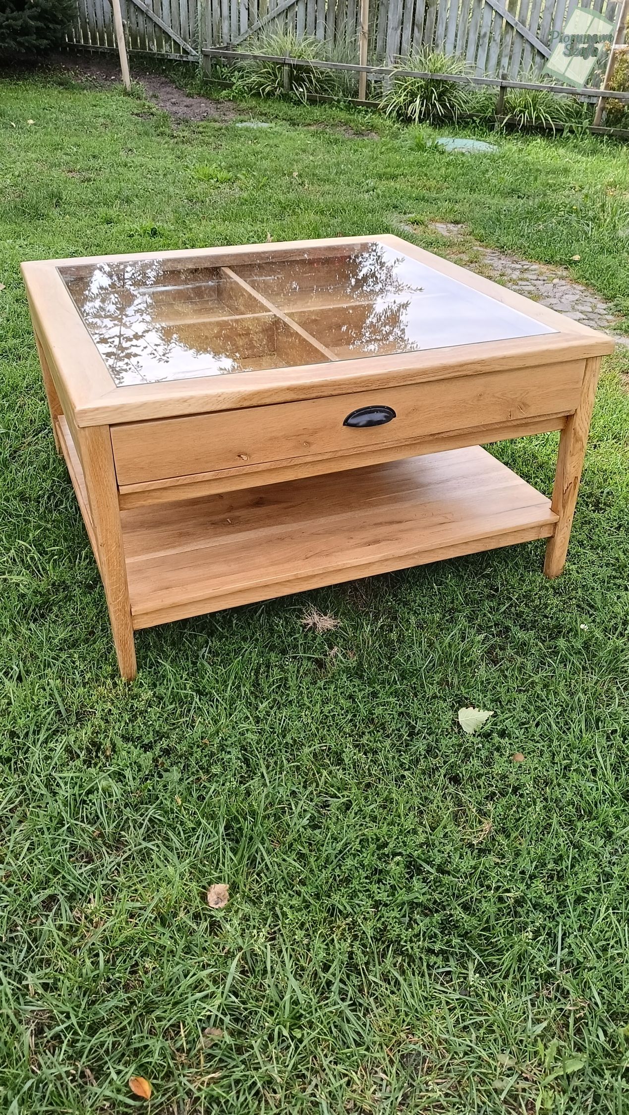 Stolik kawowy drewniany, dębowy lakierowany w stylu retro 90×90 cm po odświeżeniu