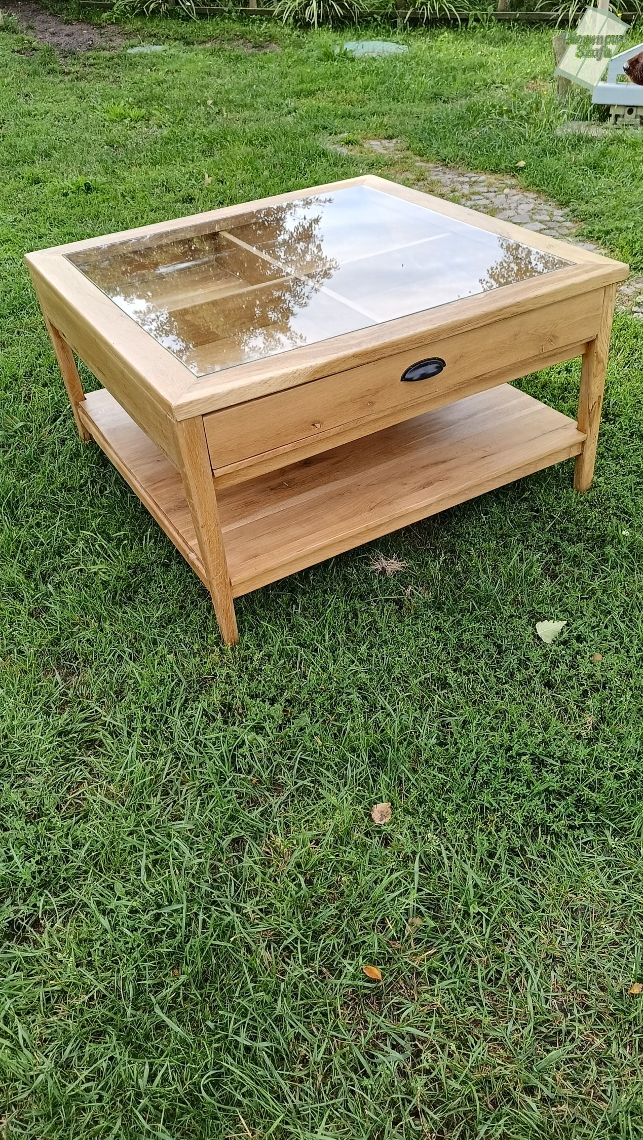 Stolik kawowy drewniany, dębowy lakierowany w stylu retro 90×90 cm po odświeżeniu